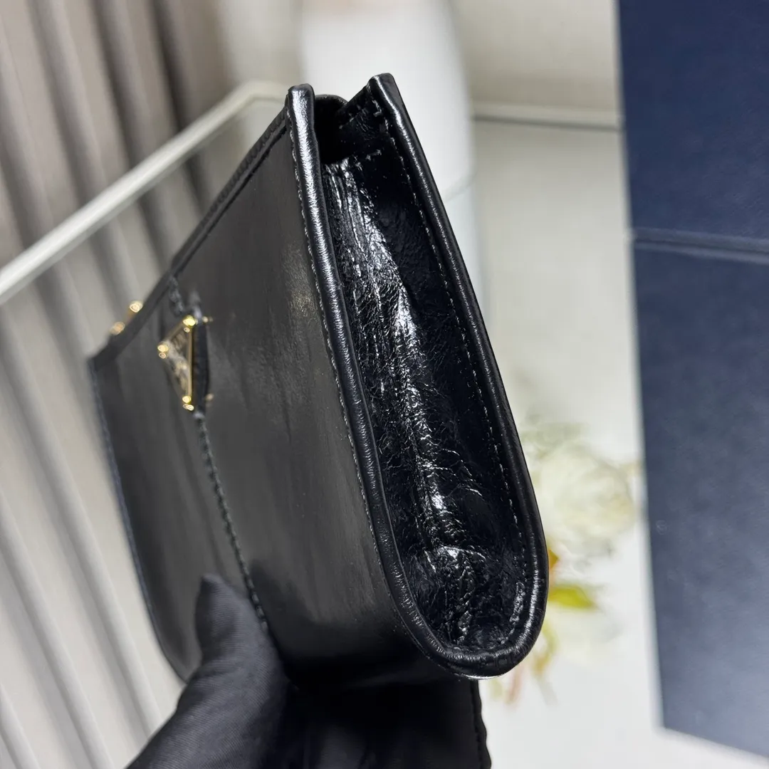 P500【Top original order】PRADA new leather pouch💼1MB051, inner code 164 OEM code✨This pouch is simple and exquisite, made of soft leather and decorated with an enameled triangular metal logo. Zipper opening and closing, 2 card slots, it is a piece worth collecting. 🏅️🏅️🏅️Size: 20*10cm