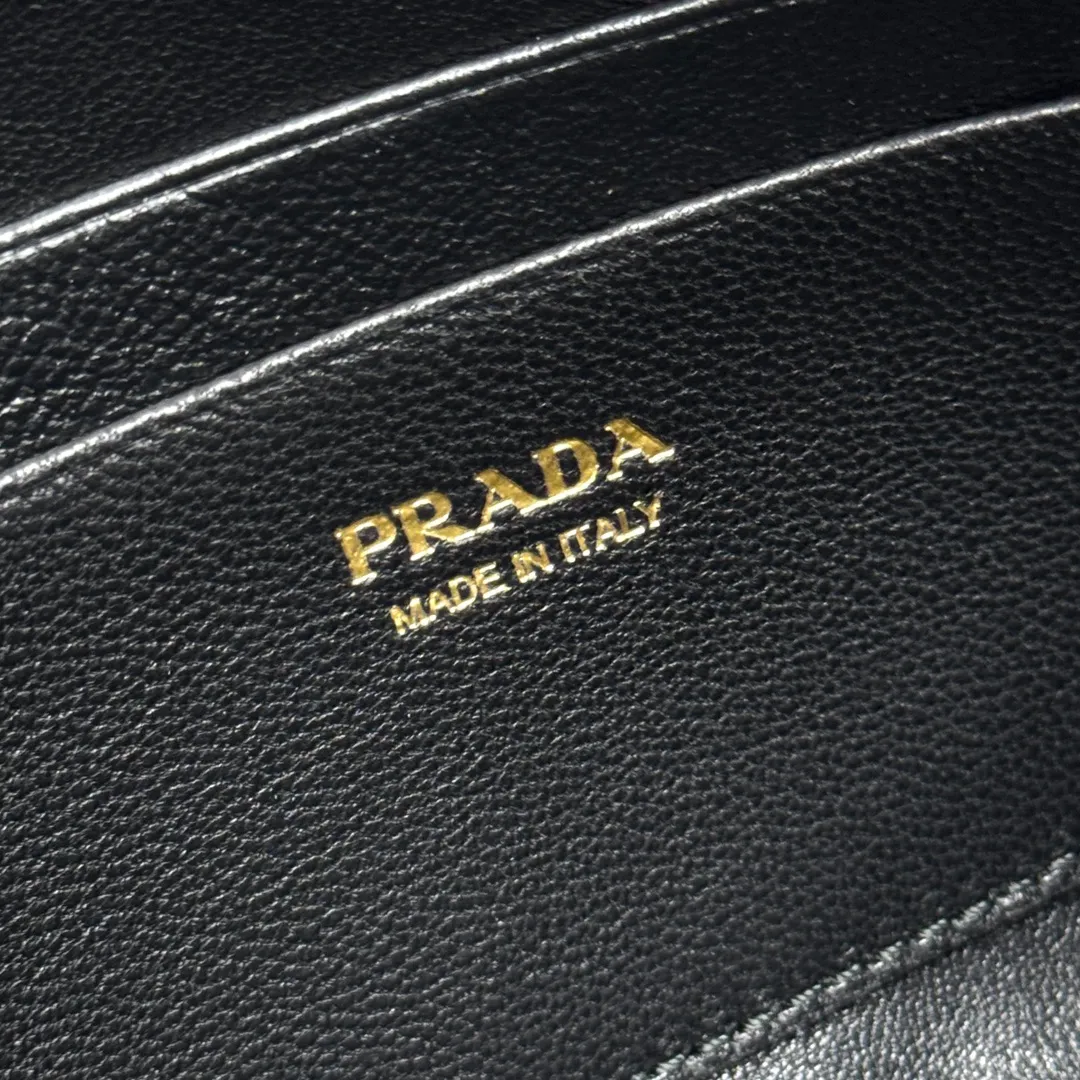 P500【Top original order】PRADA new leather pouch💼1MB051, inner code 164 OEM code✨This pouch is simple and exquisite, made of soft leather and decorated with an enameled triangular metal logo. Zipper opening and closing, 2 card slots, it is a piece worth collecting. 🏅️🏅️🏅️Size: 20*10cm