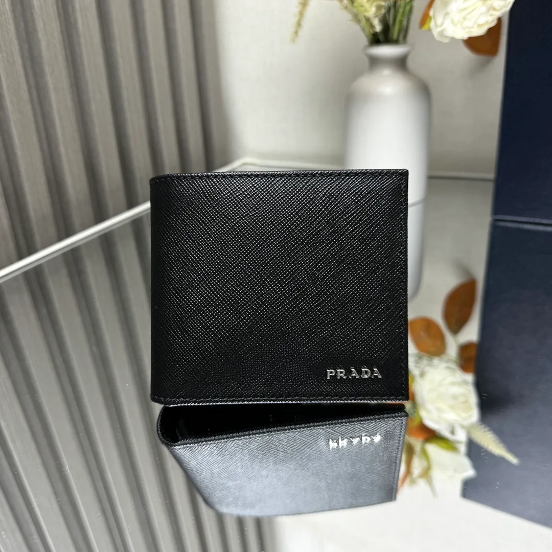 P380 [Top original order] Prada's new men's short wallet💼Classic hot style👏Model 2M0513, inner code 164 OEM code💋This style is equipped with a cross design made of Saffiano leather, and the front is decorated with the Prada metal lettering logo. The interior is fully fabric lined and has eight card pockets and multiple compartments. The design is practical and reflects urban style. 🏅️🏅️🏅️Size: length 11cm*height 9.5cm