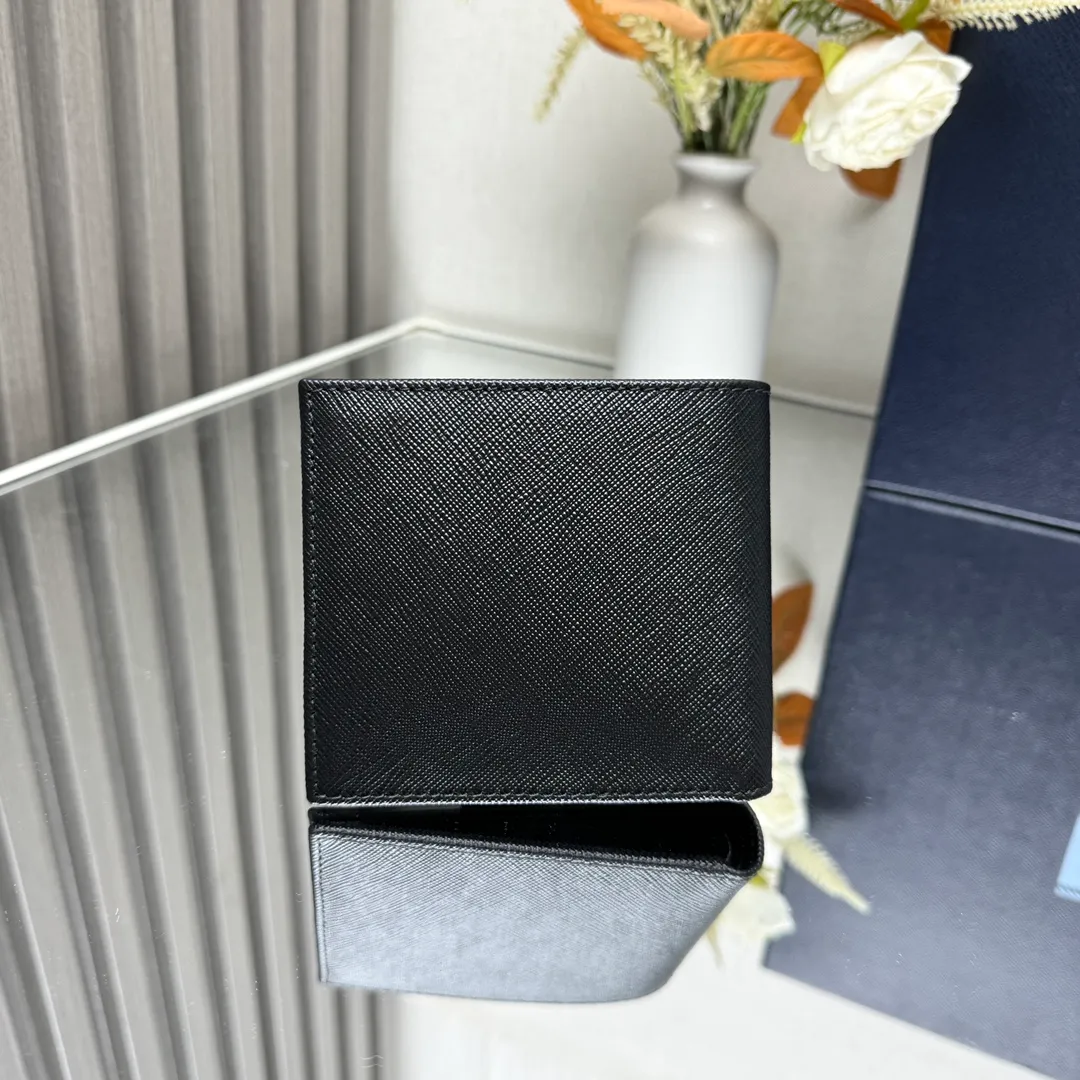 P380 [Top original order] Prada's new men's short wallet💼Classic hot style👏Model 2M0513, inner code 164 OEM code💋This style is equipped with a cross design made of Saffiano leather, and the front is decorated with the Prada metal lettering logo. The interior is fully fabric lined and has eight card pockets and multiple compartments. The design is practical and reflects urban style. 🏅️🏅️🏅️Size: length 11cm*height 9.5cm