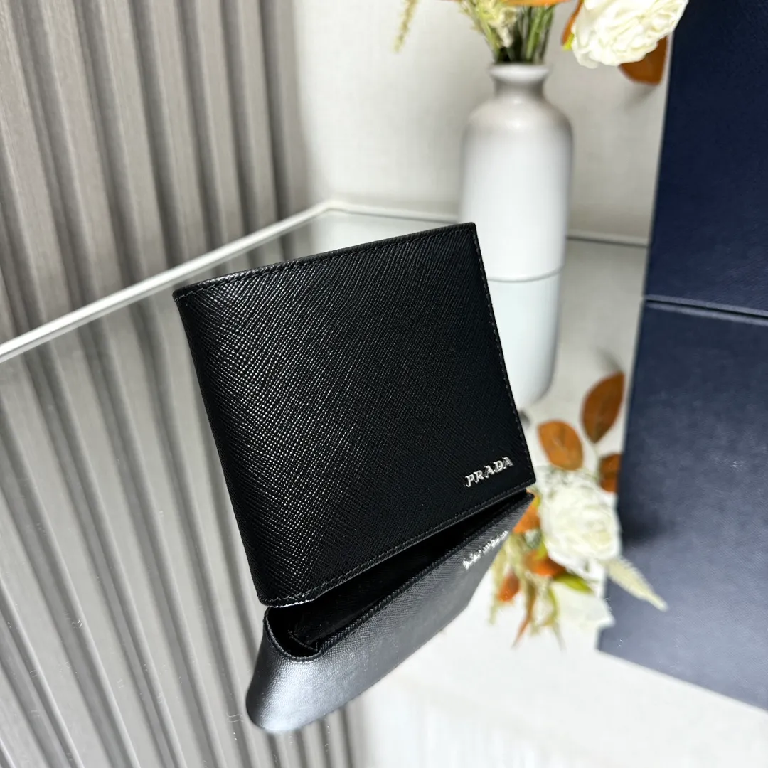P380 [Top original order] Prada's new men's short wallet💼Classic hot style👏Model 2M0513, inner code 164 OEM code💋This style is equipped with a cross design made of Saffiano leather, and the front is decorated with the Prada metal lettering logo. The interior is fully fabric lined and has eight card pockets and multiple compartments. The design is practical and reflects urban style. 🏅️🏅️🏅️Size: length 11cm*height 9.5cm