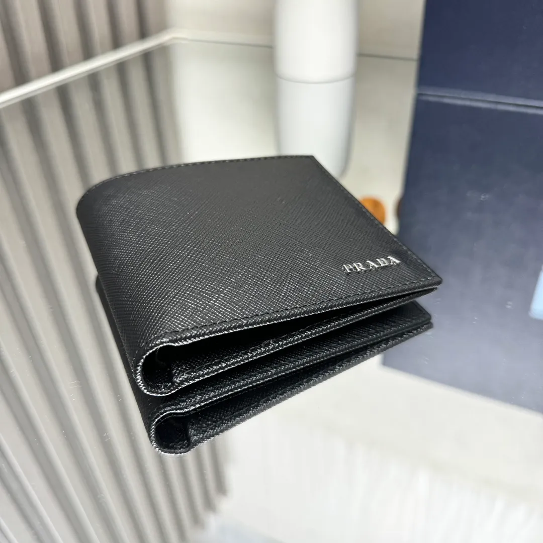 P380 [Top original order] Prada's new men's short wallet💼Classic hot style👏Model 2M0513, inner code 164 OEM code💋This style is equipped with a cross design made of Saffiano leather, and the front is decorated with the Prada metal lettering logo. The interior is fully fabric lined and has eight card pockets and multiple compartments. The design is practical and reflects urban style. 🏅️🏅️🏅️Size: length 11cm*height 9.5cm