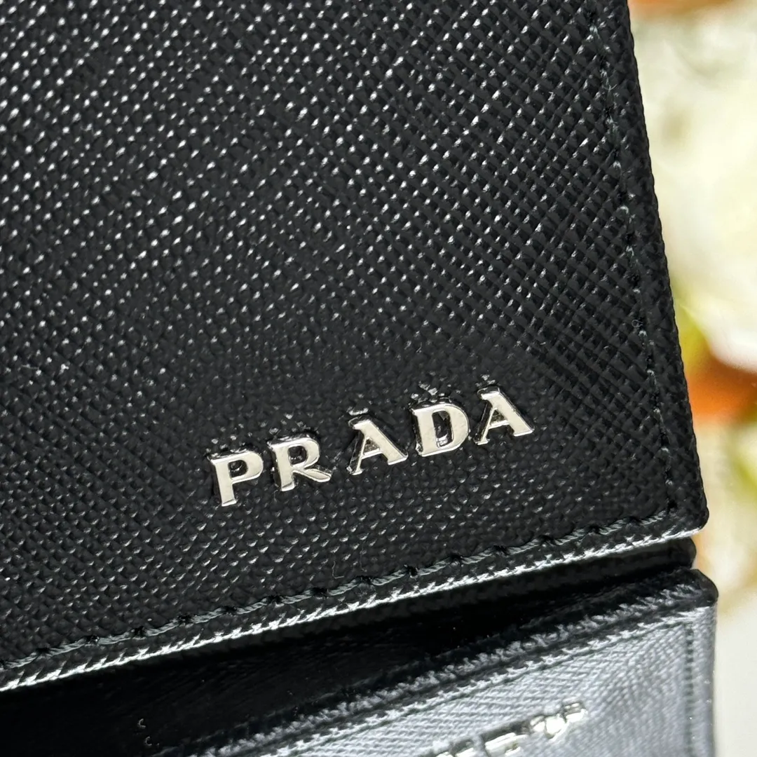 P380 [Top original order] Prada's new men's short wallet💼Classic hot style👏Model 2M0513, inner code 164 OEM code💋This style is equipped with a cross design made of Saffiano leather, and the front is decorated with the Prada metal lettering logo. The interior is fully fabric lined and has eight card pockets and multiple compartments. The design is practical and reflects urban style. 🏅️🏅️🏅️Size: length 11cm*height 9.5cm