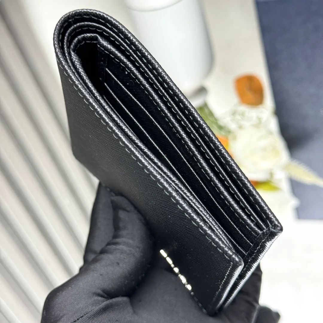 P380 [Top original order] Prada's new men's short wallet💼Classic hot style👏Model 2M0513, inner code 164 OEM code💋This style is equipped with a cross design made of Saffiano leather, and the front is decorated with the Prada metal lettering logo. The interior is fully fabric lined and has eight card pockets and multiple compartments. The design is practical and reflects urban style. 🏅️🏅️🏅️Size: length 11cm*height 9.5cm