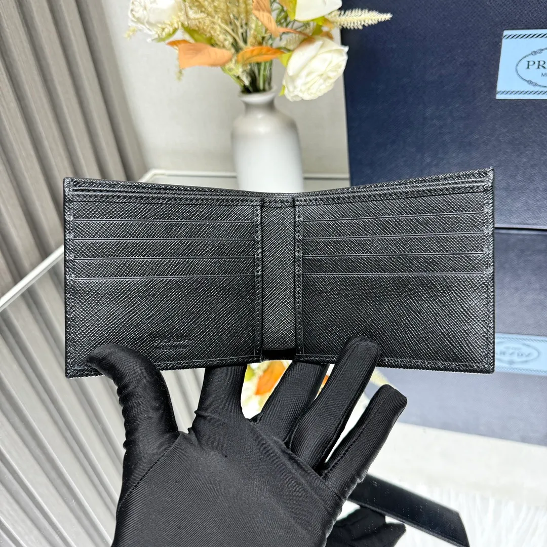 P380 [Top original order] Prada's new men's short wallet💼Classic hot style👏Model 2M0513, inner code 164 OEM code💋This style is equipped with a cross design made of Saffiano leather, and the front is decorated with the Prada metal lettering logo. The interior is fully fabric lined and has eight card pockets and multiple compartments. The design is practical and reflects urban style. 🏅️🏅️🏅️Size: length 11cm*height 9.5cm