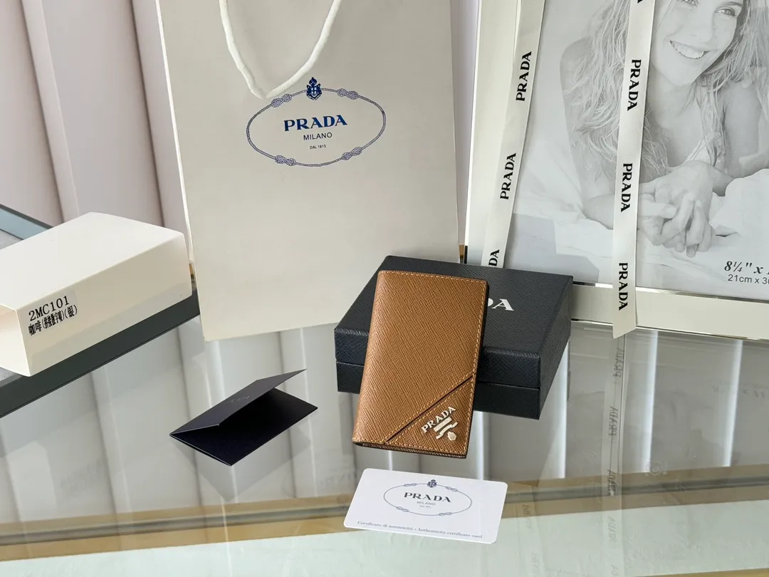 Prada cross pattern unisex card holder, can be placed in pockets, bags, and can be held in the hand. Made of cross pattern imported calfskin, pocket card holder, can hold change, 6 card slots, simple, elegant and fashionable. Model 2MC101, color as shown in the picture, size 11×7cm, original quality