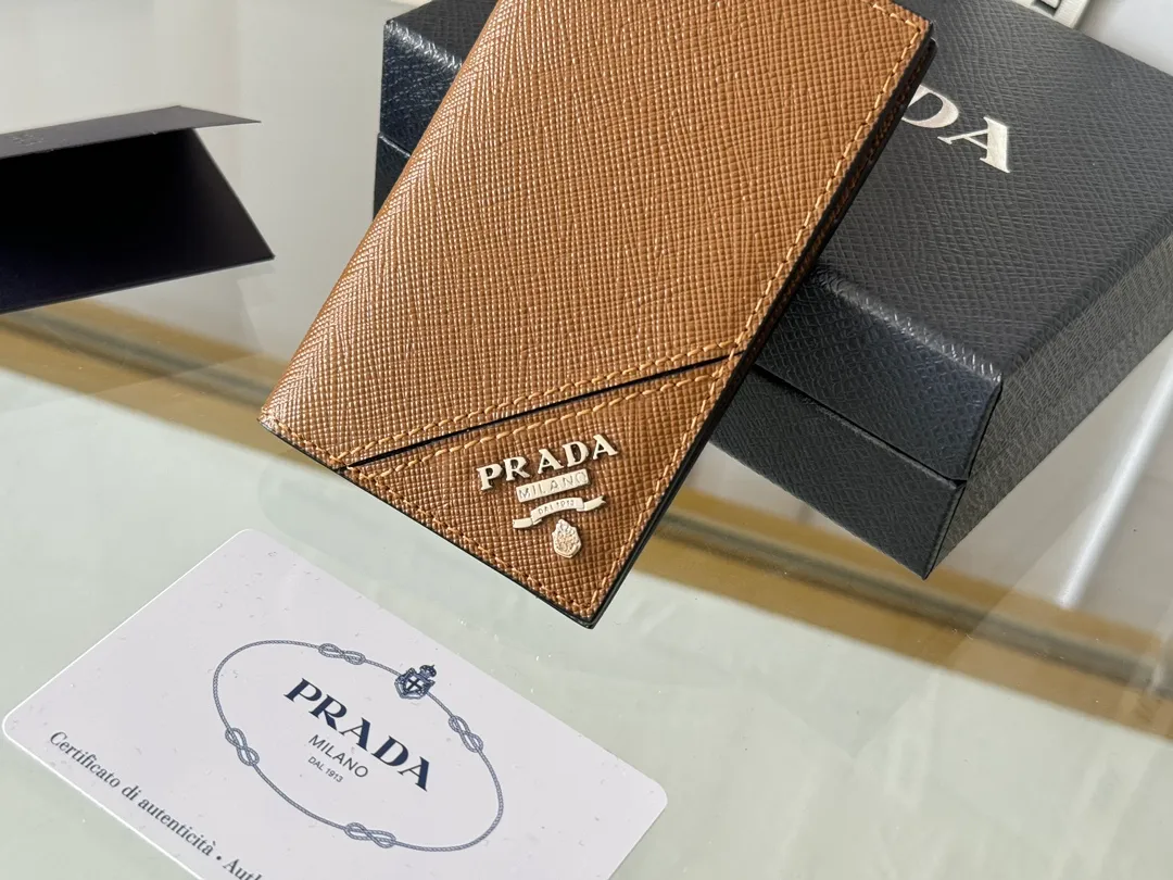 Prada cross pattern unisex card holder, can be placed in pockets, bags, and can be held in the hand. Made of cross pattern imported calfskin, pocket card holder, can hold change, 6 card slots, simple, elegant and fashionable. Model 2MC101, color as shown in the picture, size 11×7cm, original quality