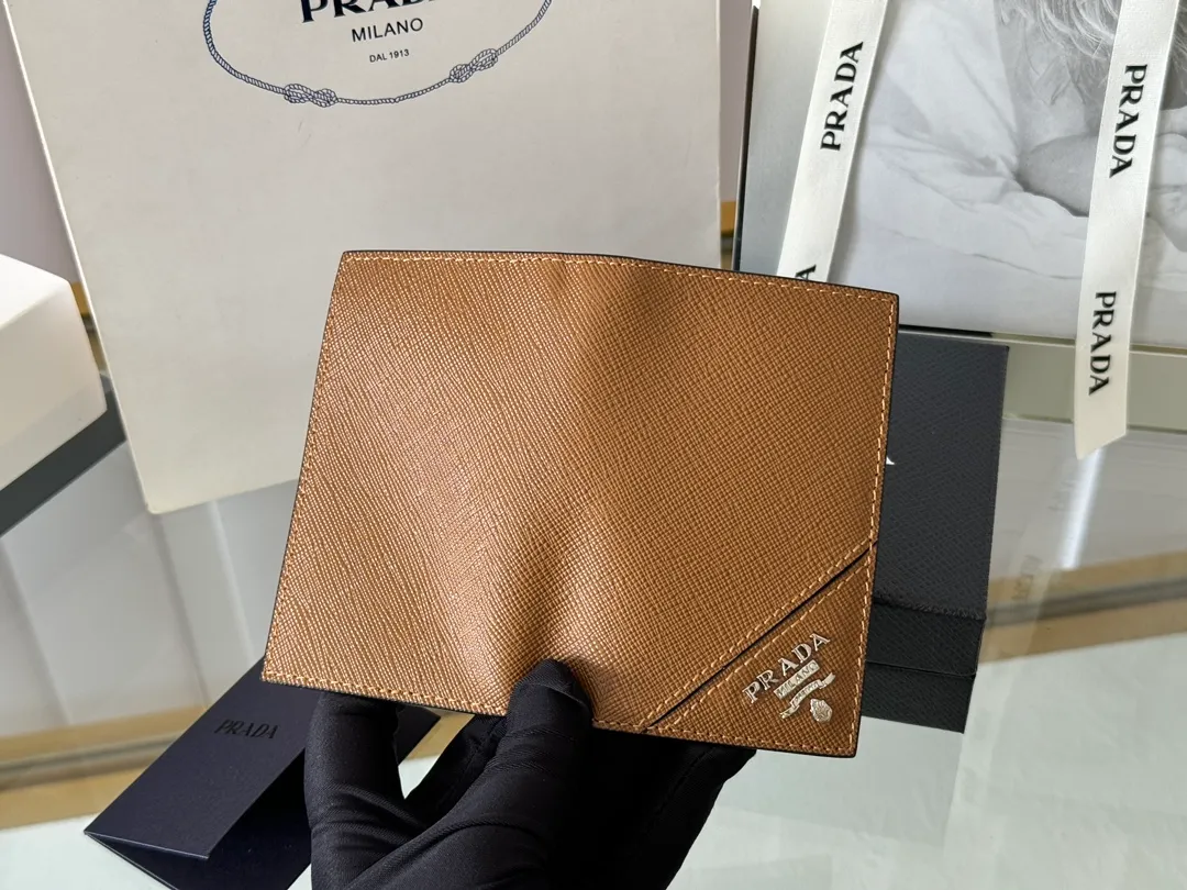 Prada cross pattern unisex card holder, can be placed in pockets, bags, and can be held in the hand. Made of cross pattern imported calfskin, pocket card holder, can hold change, 6 card slots, simple, elegant and fashionable. Model 2MC101, color as shown in the picture, size 11×7cm, original quality