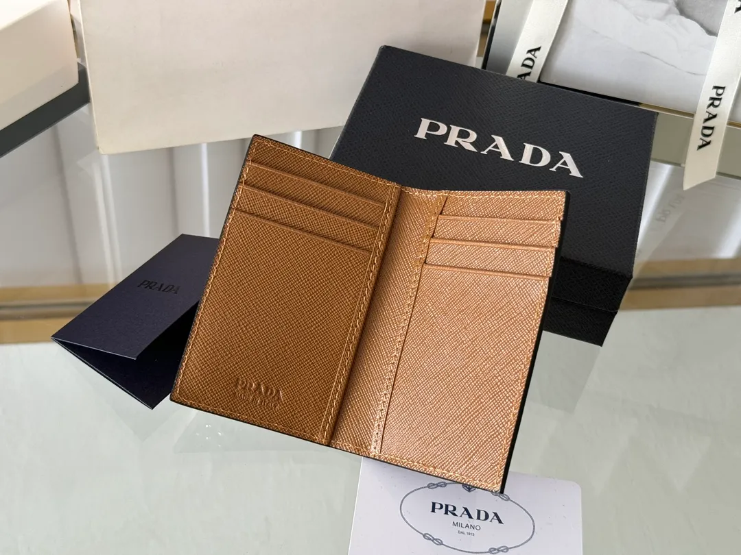 Prada cross pattern unisex card holder, can be placed in pockets, bags, and can be held in the hand. Made of cross pattern imported calfskin, pocket card holder, can hold change, 6 card slots, simple, elegant and fashionable. Model 2MC101, color as shown in the picture, size 11×7cm, original quality