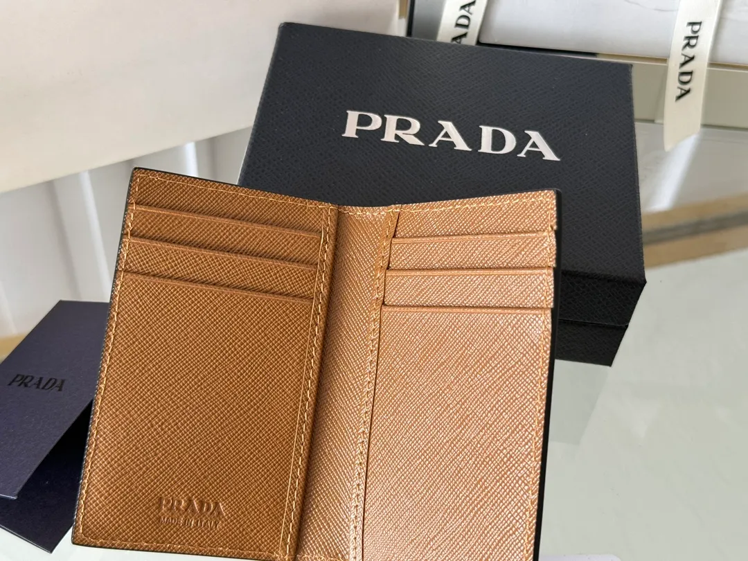 Prada cross pattern unisex card holder, can be placed in pockets, bags, and can be held in the hand. Made of cross pattern imported calfskin, pocket card holder, can hold change, 6 card slots, simple, elegant and fashionable. Model 2MC101, color as shown in the picture, size 11×7cm, original quality