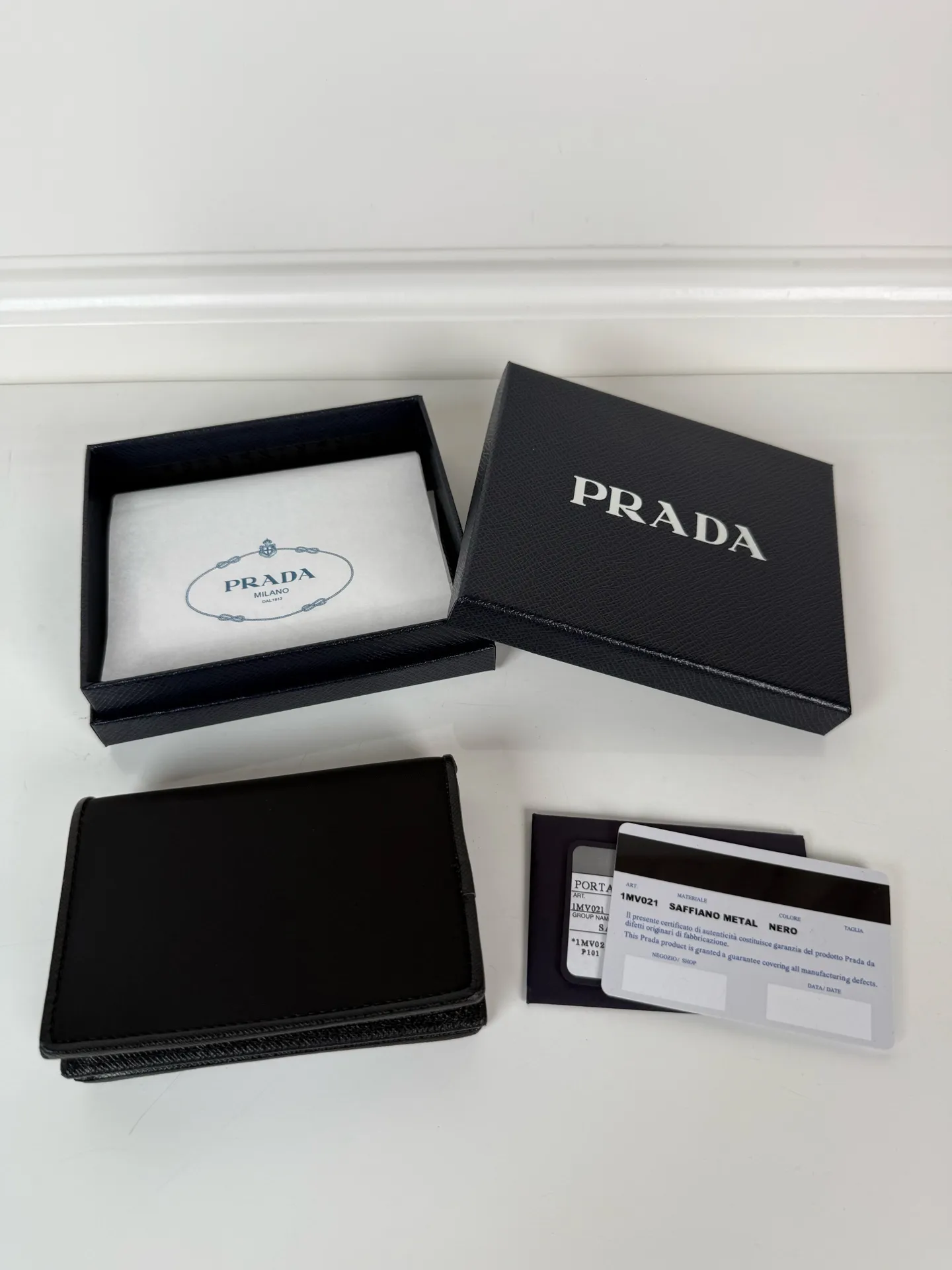 💰460, P Home→Snap-button short clip, unisex, model 1MV021, one banknote compartment, four card slots, two internal pockets, and one zipper pocket, size 11.2x8.5cm, fully functional, simple and elegant, well-made and full of texture, moderate size to put in the bag for easy storage when traveling, 🔥 Popular style worth recommending [strong][strong]