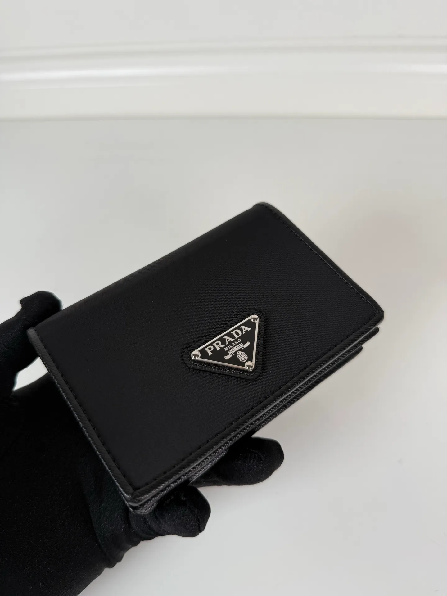 💰460, P Home→Snap-button short clip, unisex, model 1MV021, one banknote compartment, four card slots, two internal pockets, and one zipper pocket, size 11.2x8.5cm, fully functional, simple and elegant, well-made and full of texture, moderate size to put in the bag for easy storage when traveling, 🔥 Popular style worth recommending [strong][strong]