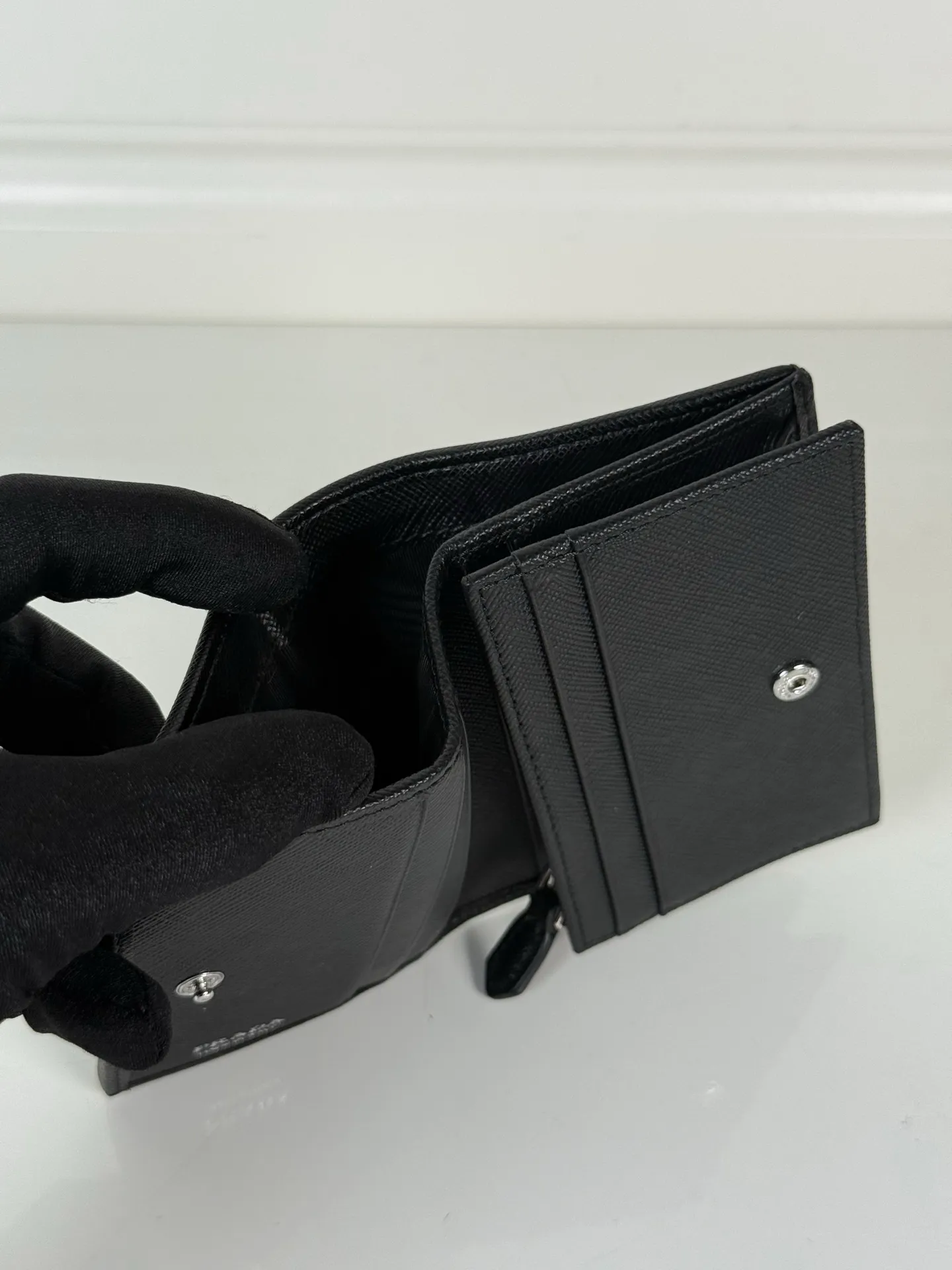 💰460, P Home→Snap-button short clip, unisex, model 1MV021, one banknote compartment, four card slots, two internal pockets, and one zipper pocket, size 11.2x8.5cm, fully functional, simple and elegant, well-made and full of texture, moderate size to put in the bag for easy storage when traveling, 🔥 Popular style worth recommending [strong][strong]