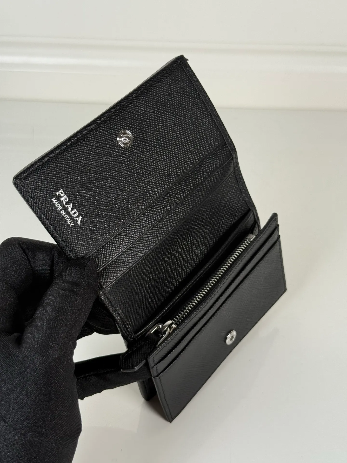 💰460, P Home→Snap-button short clip, unisex, model 1MV021, one banknote compartment, four card slots, two internal pockets, and one zipper pocket, size 11.2x8.5cm, fully functional, simple and elegant, well-made and full of texture, moderate size to put in the bag for easy storage when traveling, 🔥 Popular style worth recommending [strong][strong]