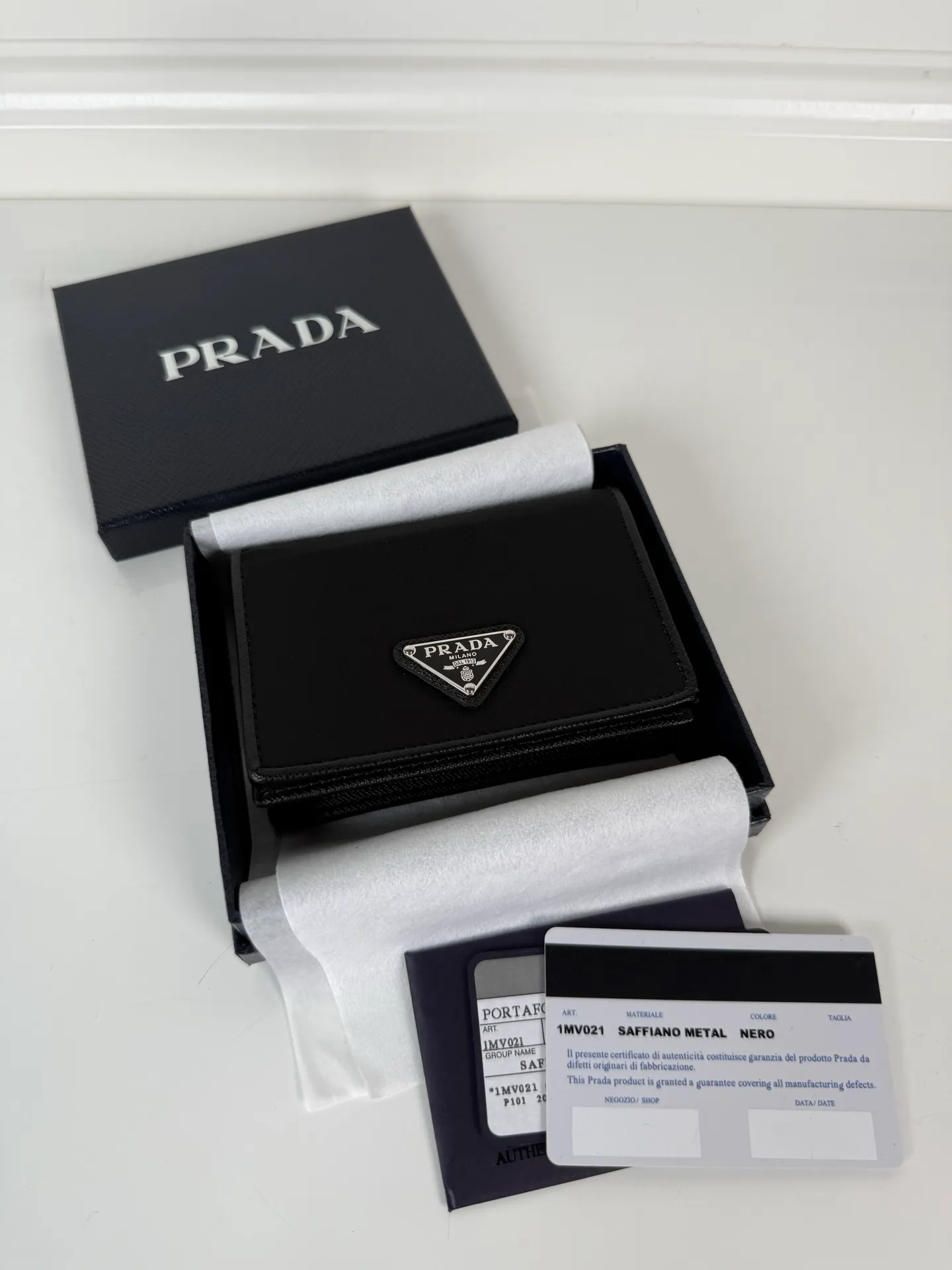 💰460, P Home→Snap-button short clip, unisex, model 1MV021, one banknote compartment, four card slots, two internal pockets, and one zipper pocket, size 11.2x8.5cm, fully functional, simple and elegant, well-made and full of texture, moderate size to put in the bag for easy storage when traveling, 🔥 Popular style worth recommending [strong][strong]