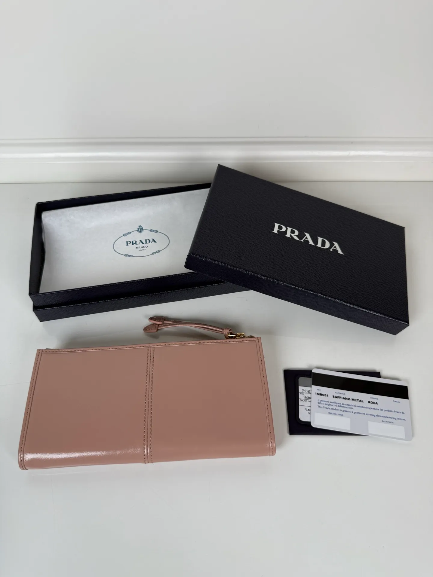 💰520, P Home ➡️Unisex pouch bag, this pouch is simple and exquisite, made of imported wax leather, with triangular metal logo and zipper closure. Model: 1MB051, size 20cm*10cm, 2 card slots, 1 leather lining