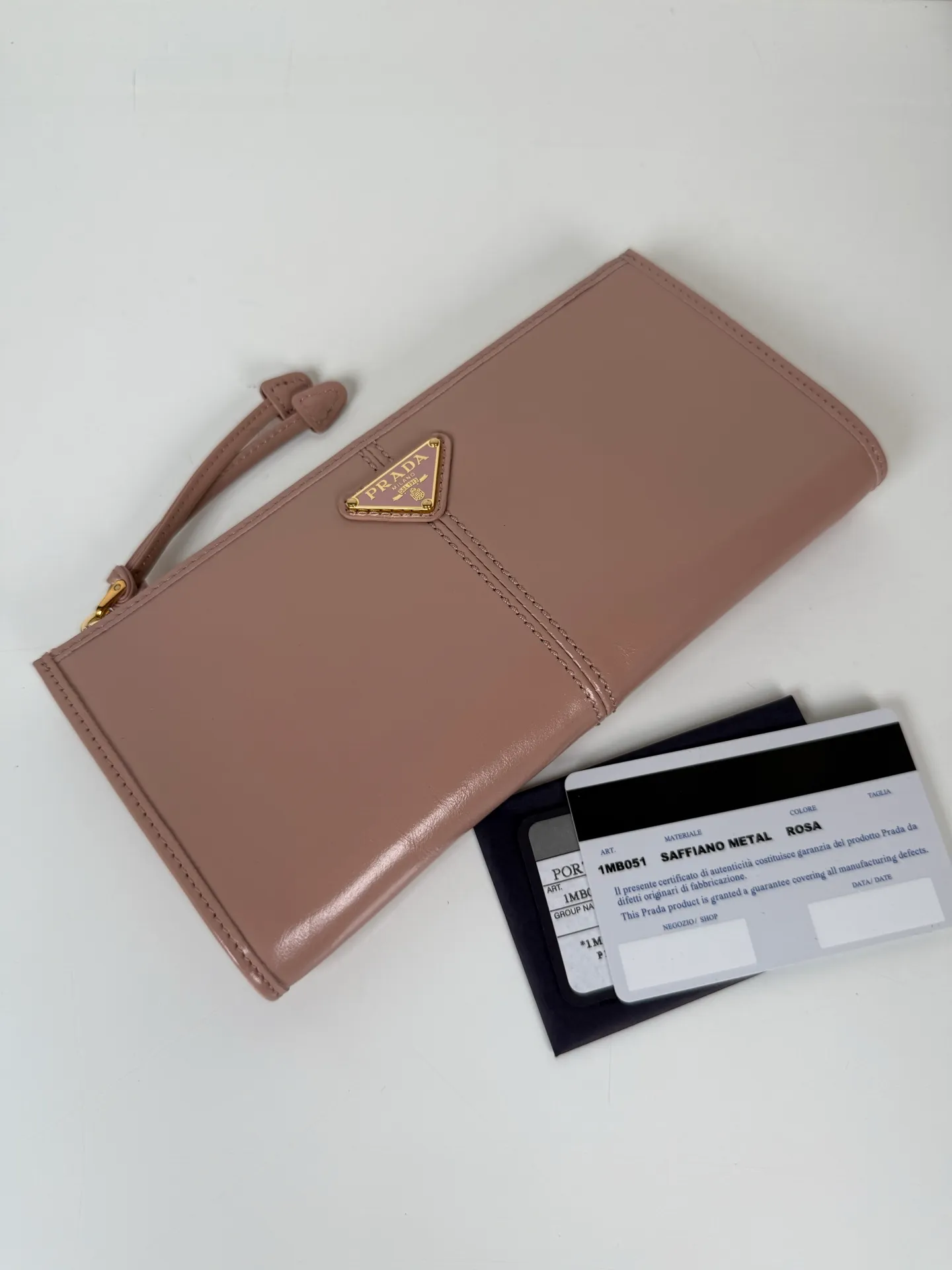 💰520, P Home ➡️Unisex pouch bag, this pouch is simple and exquisite, made of imported wax leather, with triangular metal logo and zipper closure. Model: 1MB051, size 20cm*10cm, 2 card slots, 1 leather lining
