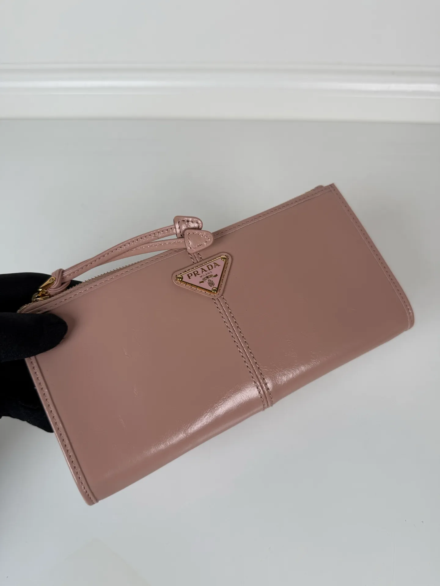 💰520, P Home ➡️Unisex pouch bag, this pouch is simple and exquisite, made of imported wax leather, with triangular metal logo and zipper closure. Model: 1MB051, size 20cm*10cm, 2 card slots, 1 leather lining