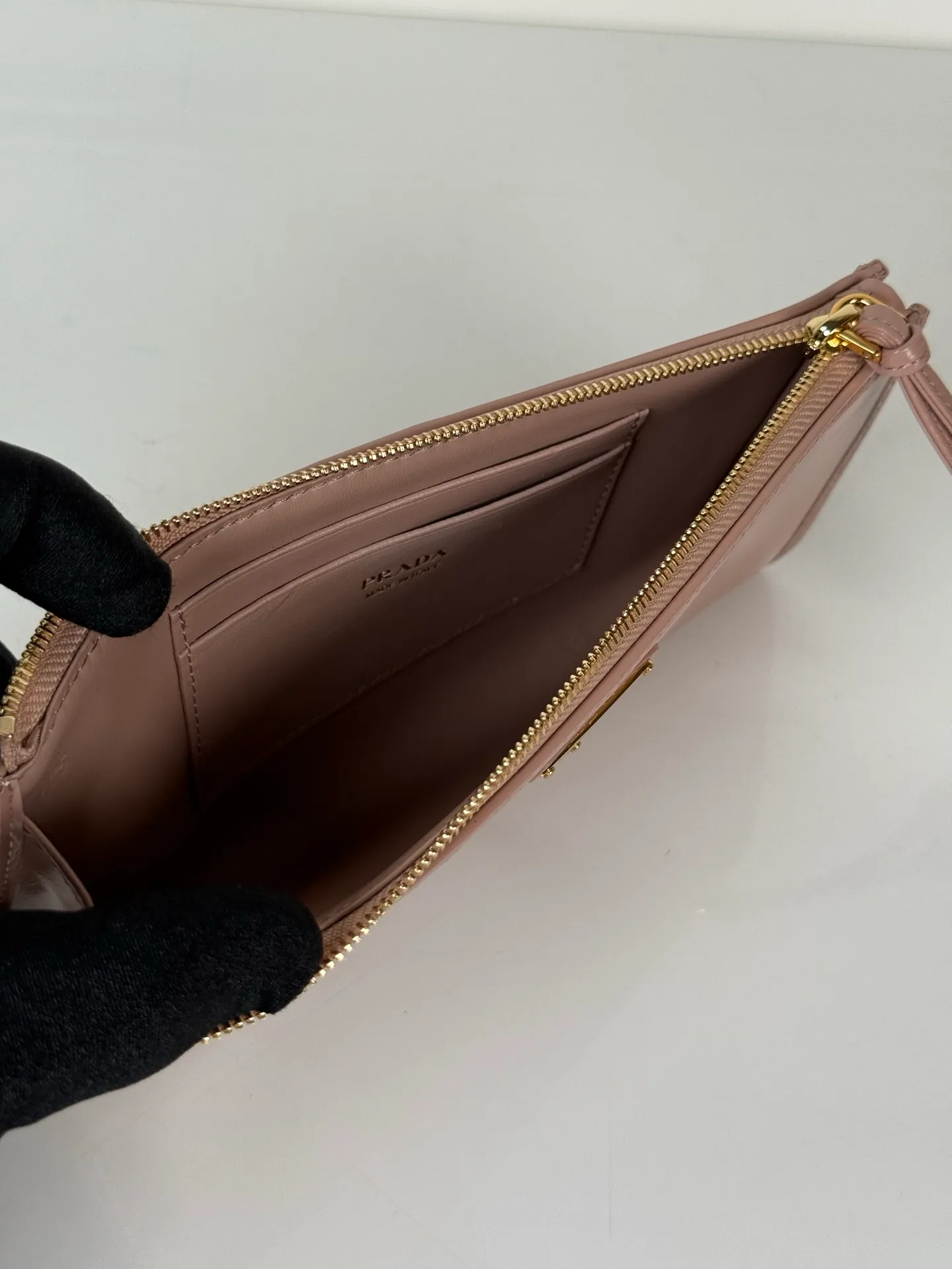 💰520, P Home ➡️Unisex pouch bag, this pouch is simple and exquisite, made of imported wax leather, with triangular metal logo and zipper closure. Model: 1MB051, size 20cm*10cm, 2 card slots, 1 leather lining