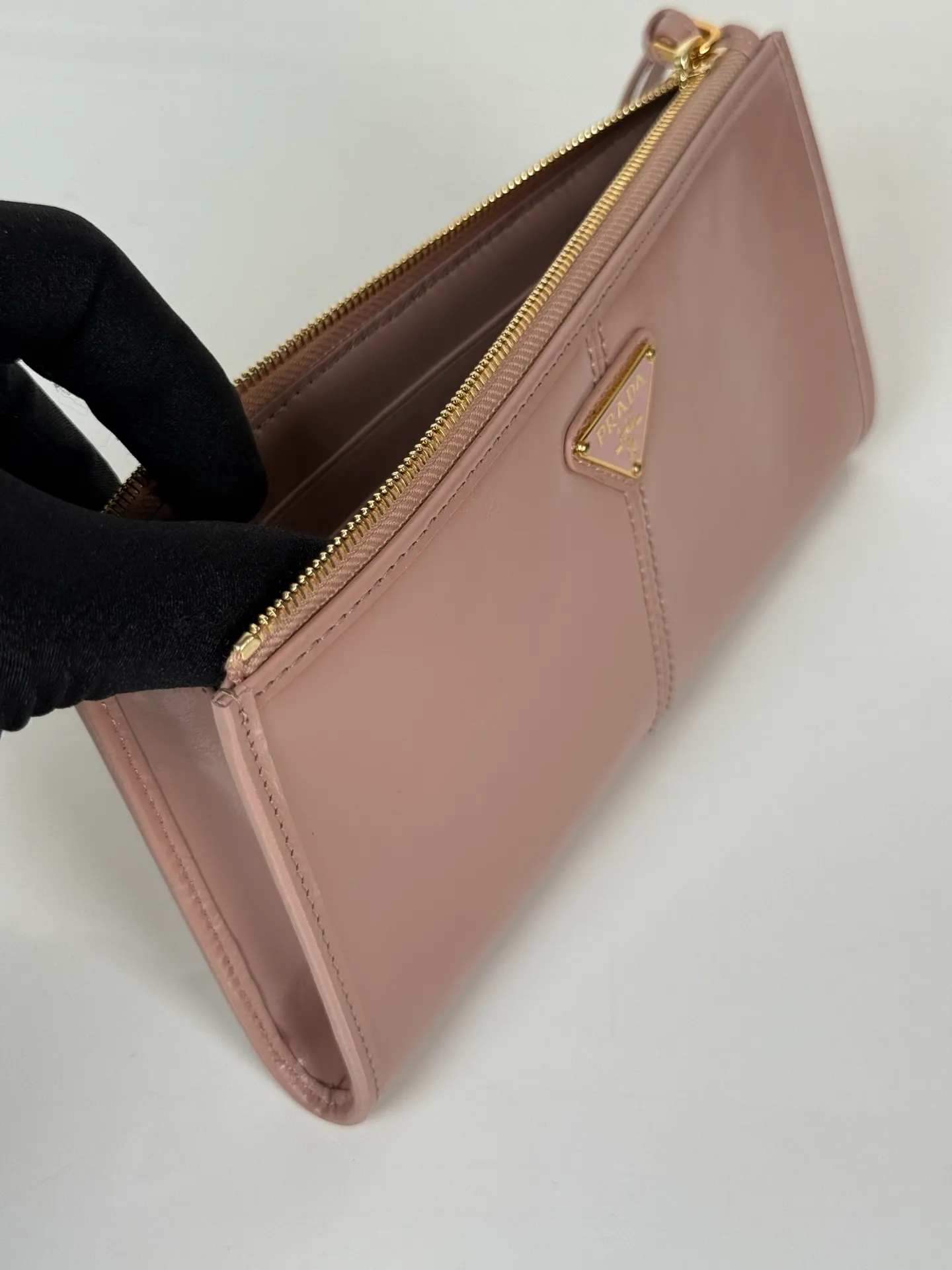 💰520, P Home ➡️Unisex pouch bag, this pouch is simple and exquisite, made of imported wax leather, with triangular metal logo and zipper closure. Model: 1MB051, size 20cm*10cm, 2 card slots, 1 leather lining