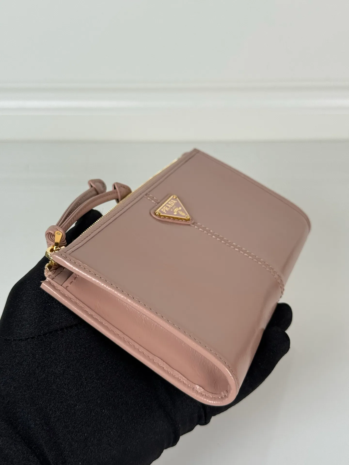 💰520, P Home ➡️Unisex pouch bag, this pouch is simple and exquisite, made of imported wax leather, with triangular metal logo and zipper closure. Model: 1MB051, size 20cm*10cm, 2 card slots, 1 leather lining