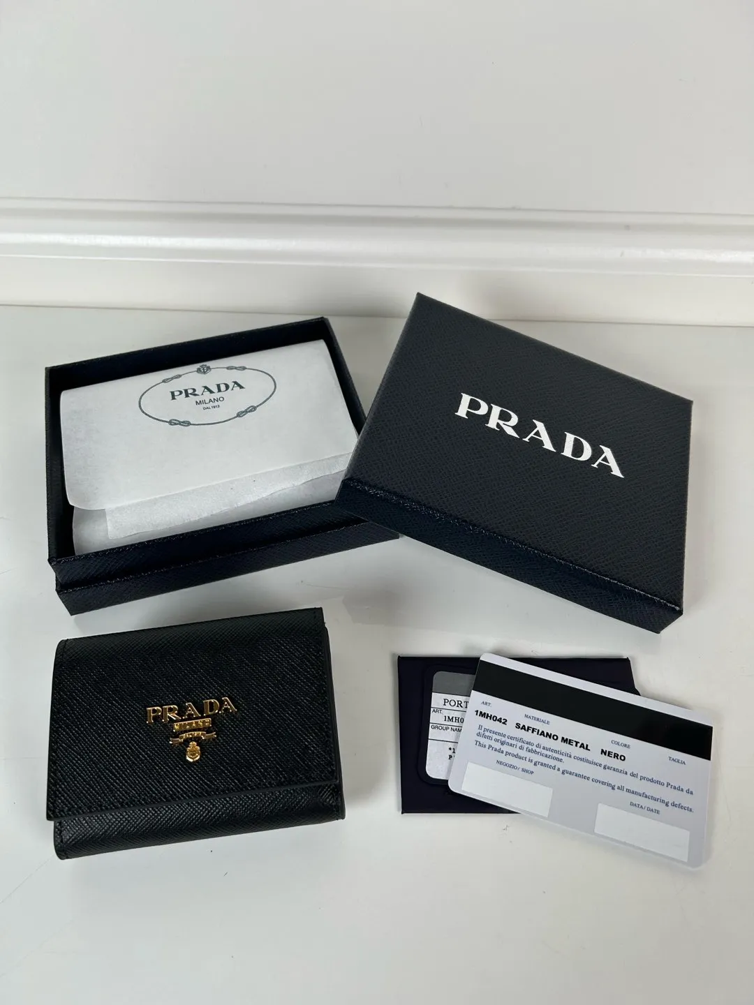 💰480, P Home ➡️ Mini tri-fold wallet for men and women, model 1MH042 with black cross pattern, length 9cm and height 6.5, one receipt compartment, three card slots inside, and one external coin pocket. The actual shooting quality is as shown in the picture