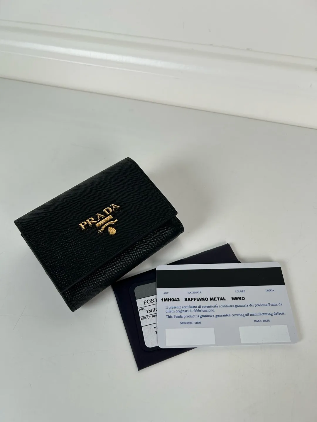 💰480, P Home ➡️ Mini tri-fold wallet for men and women, model 1MH042 with black cross pattern, length 9cm and height 6.5, one receipt compartment, three card slots inside, and one external coin pocket. The actual shooting quality is as shown in the picture