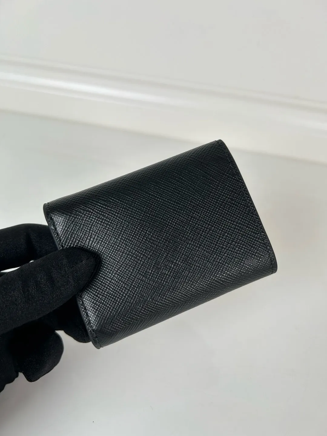 💰480, P Home ➡️ Mini tri-fold wallet for men and women, model 1MH042 with black cross pattern, length 9cm and height 6.5, one receipt compartment, three card slots inside, and one external coin pocket. The actual shooting quality is as shown in the picture