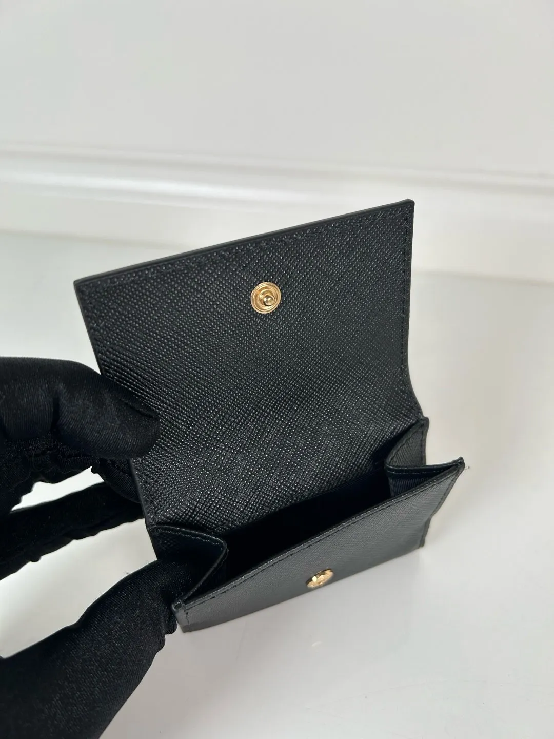 💰480, P Home ➡️ Mini tri-fold wallet for men and women, model 1MH042 with black cross pattern, length 9cm and height 6.5, one receipt compartment, three card slots inside, and one external coin pocket. The actual shooting quality is as shown in the picture