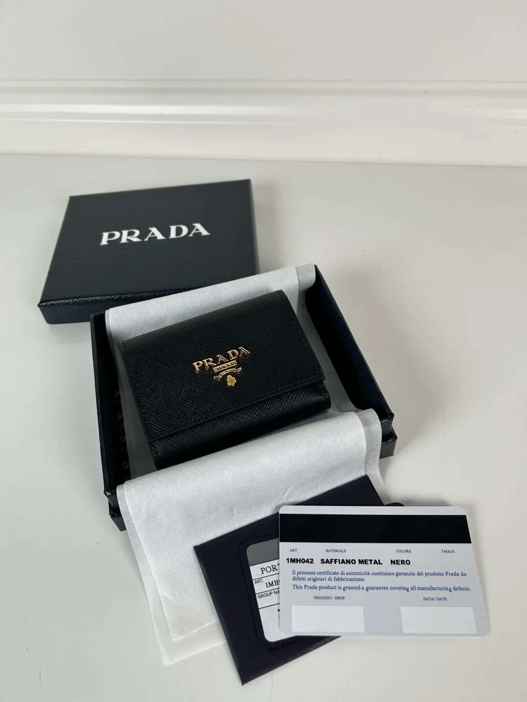 💰480, P Home ➡️ Mini tri-fold wallet for men and women, model 1MH042 with black cross pattern, length 9cm and height 6.5, one receipt compartment, three card slots inside, and one external coin pocket. The actual shooting quality is as shown in the picture