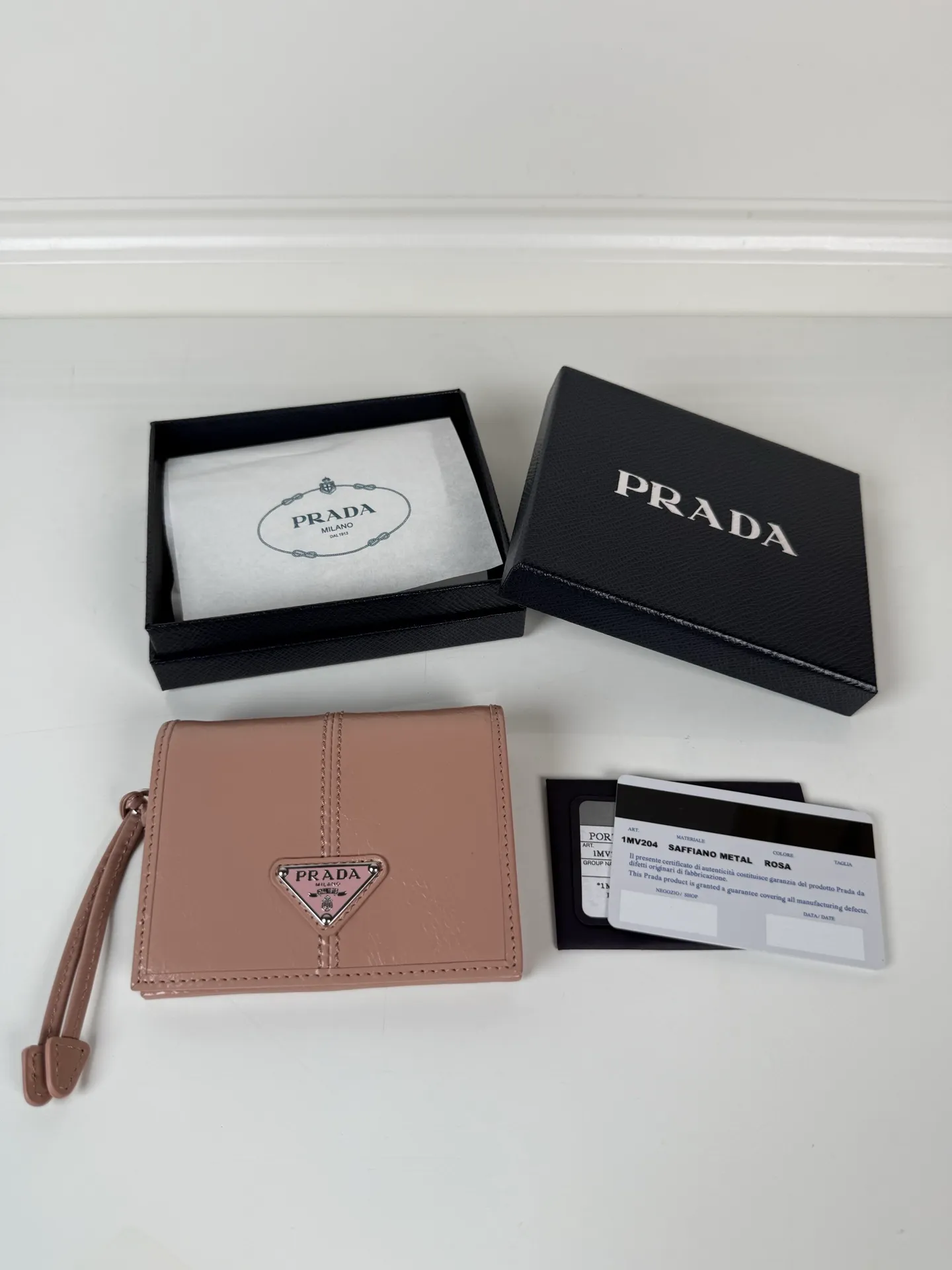 💰480, P Home ➡️Women's two-fold short clip, model 1M0204, pink waxed cowhide, length 11.2 and height 9.5cm, simple and practical to enhance personal taste, 175 steel stamp