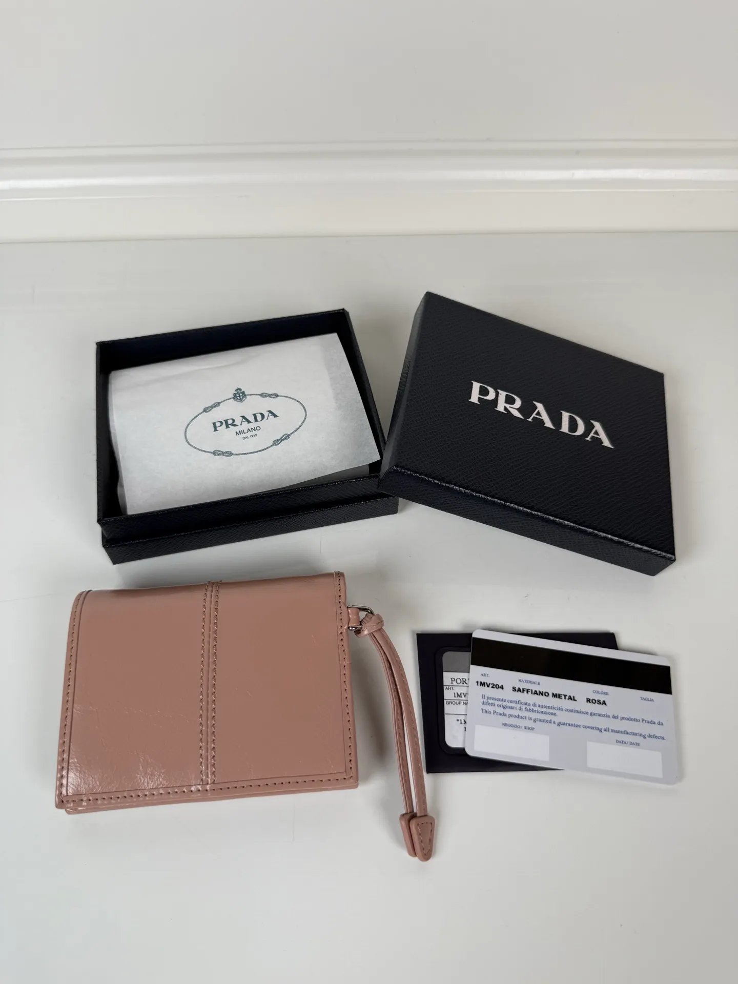 💰480, P Home ➡️Women's two-fold short clip, model 1M0204, pink waxed cowhide, length 11.2 and height 9.5cm, simple and practical to enhance personal taste, 175 steel stamp