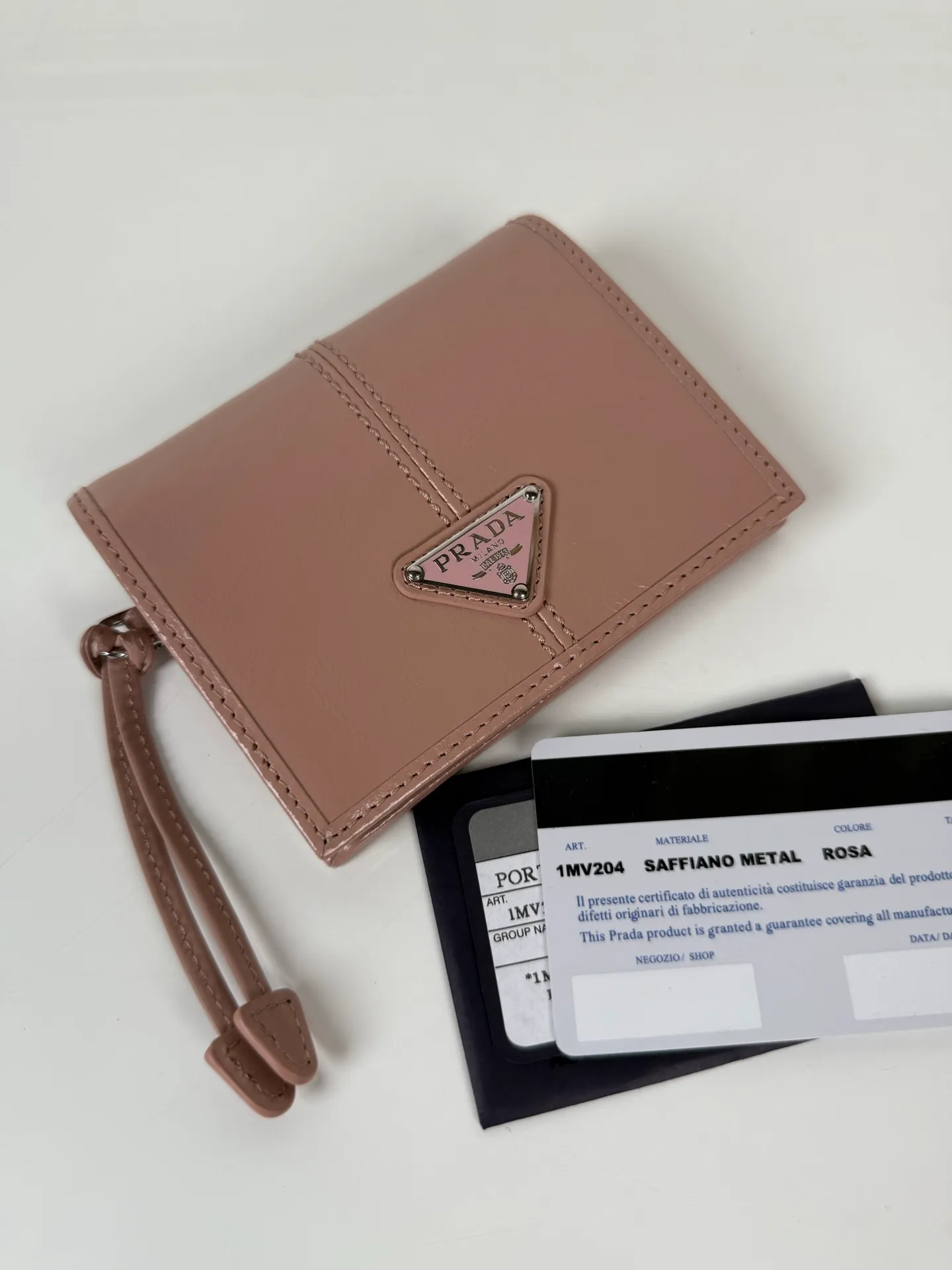 💰480, P Home ➡️Women's two-fold short clip, model 1M0204, pink waxed cowhide, length 11.2 and height 9.5cm, simple and practical to enhance personal taste, 175 steel stamp