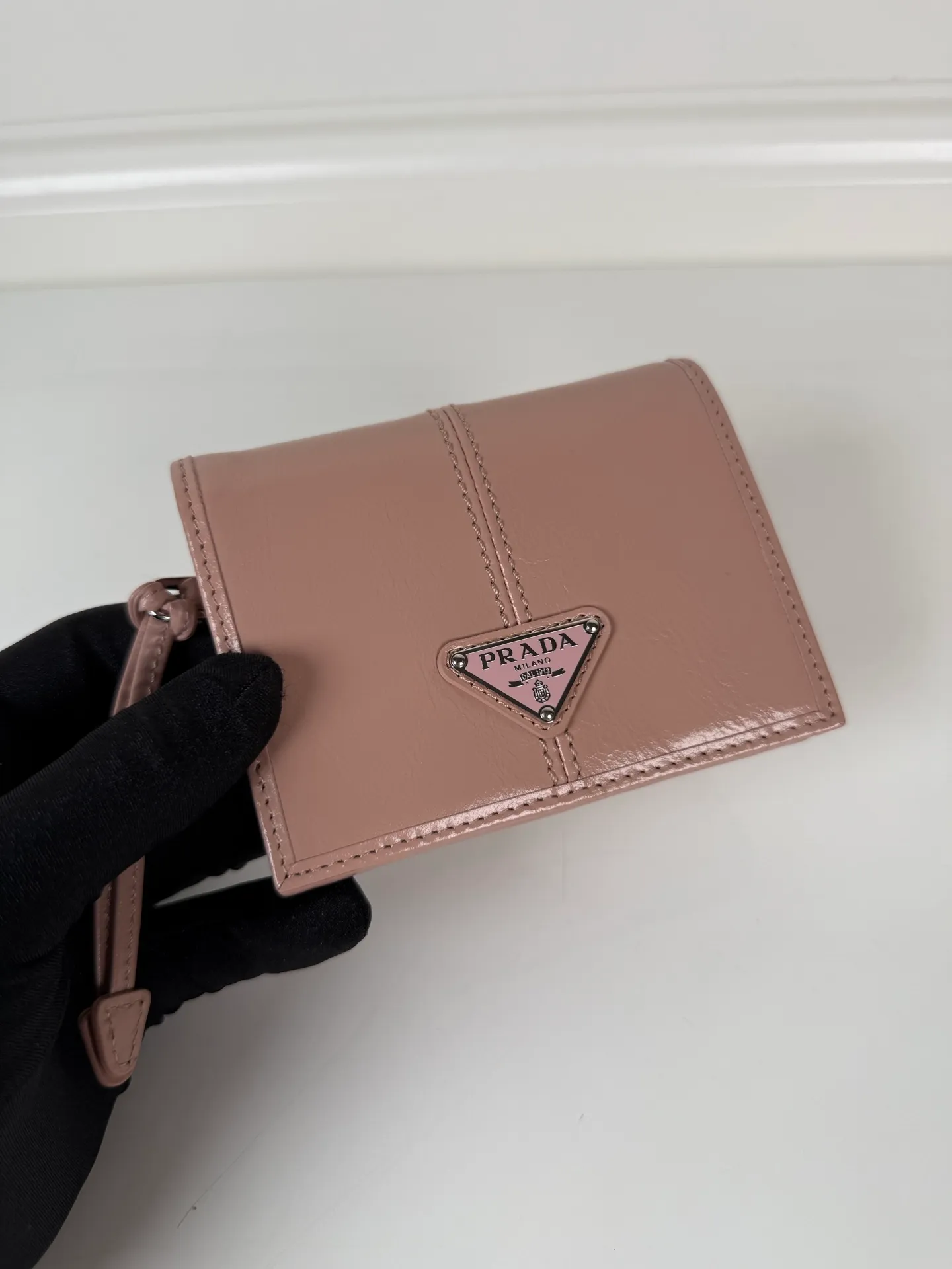 💰480, P Home ➡️Women's two-fold short clip, model 1M0204, pink waxed cowhide, length 11.2 and height 9.5cm, simple and practical to enhance personal taste, 175 steel stamp