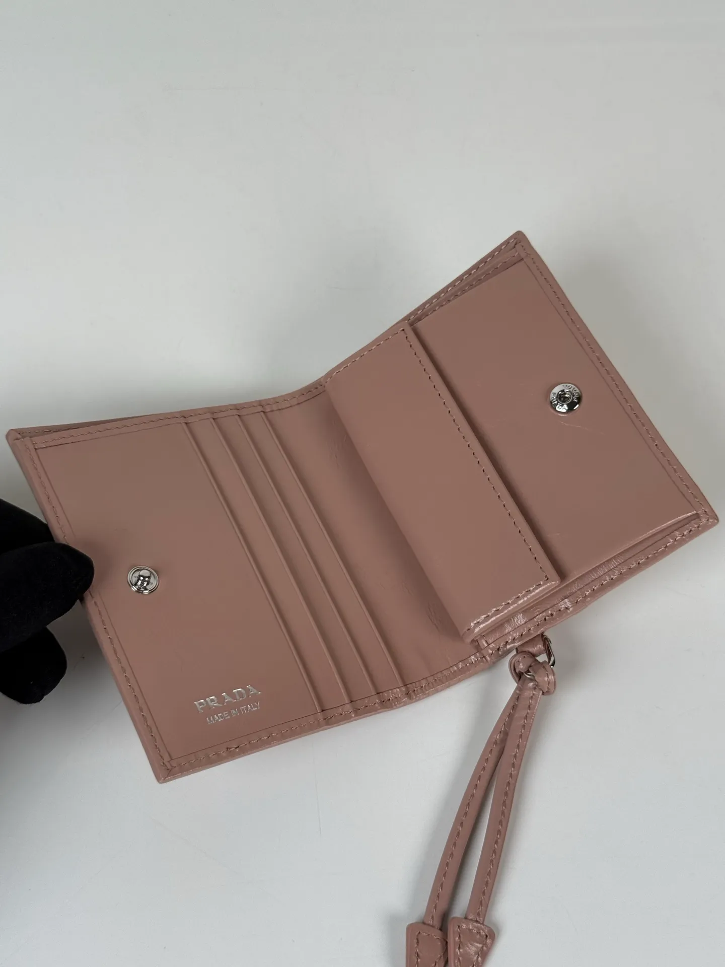 💰480, P Home ➡️Women's two-fold short clip, model 1M0204, pink waxed cowhide, length 11.2 and height 9.5cm, simple and practical to enhance personal taste, 175 steel stamp