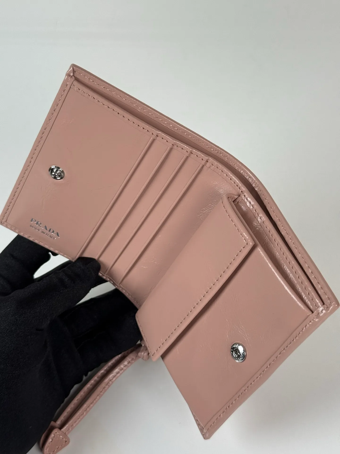 💰480, P Home ➡️Women's two-fold short clip, model 1M0204, pink waxed cowhide, length 11.2 and height 9.5cm, simple and practical to enhance personal taste, 175 steel stamp