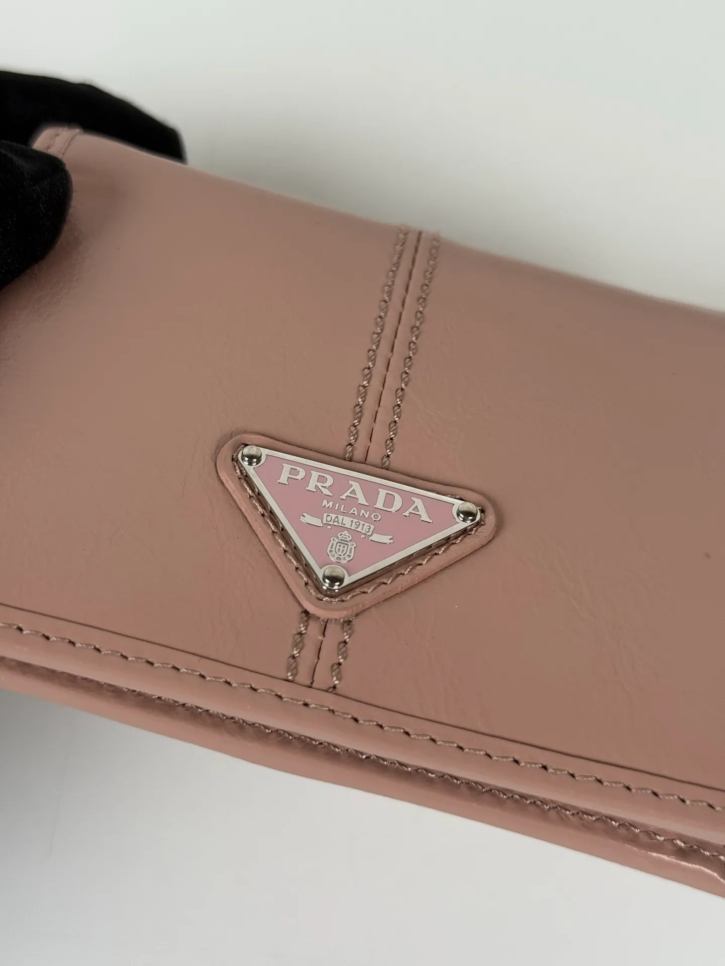 💰480, P Home ➡️Women's two-fold short clip, model 1M0204, pink waxed cowhide, length 11.2 and height 9.5cm, simple and practical to enhance personal taste, 175 steel stamp
