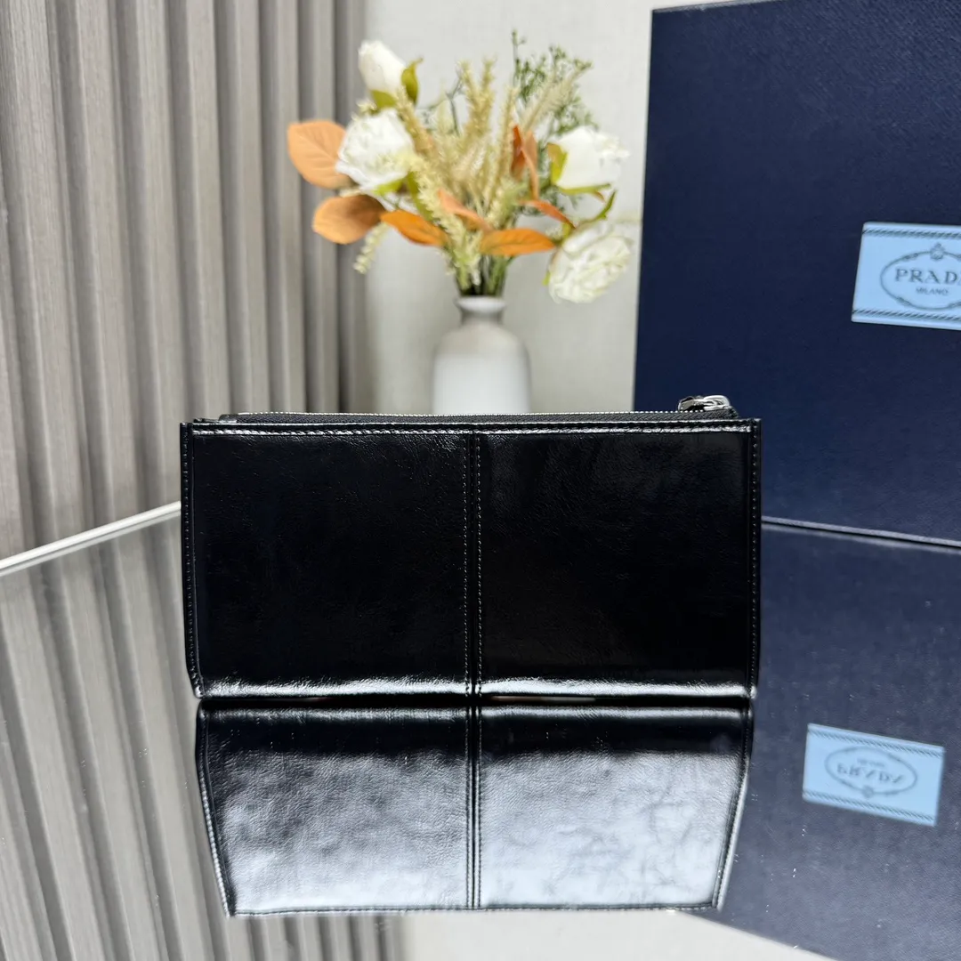 P500【Top original order】PRADA new leather pouch💼1MB051, inner code 164 OEM code✨This pouch is simple and exquisite, made of soft leather and decorated with an enameled triangular metal logo. Zipper opening and closing, 2 card slots, it is a piece worth collecting. 🏅️🏅️🏅️Size: 20*10cm