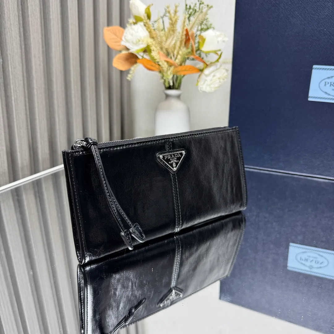 P500【Top original order】PRADA new leather pouch💼1MB051, inner code 164 OEM code✨This pouch is simple and exquisite, made of soft leather and decorated with an enameled triangular metal logo. Zipper opening and closing, 2 card slots, it is a piece worth collecting. 🏅️🏅️🏅️Size: 20*10cm