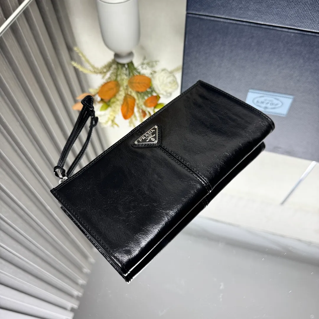 P500【Top original order】PRADA new leather pouch💼1MB051, inner code 164 OEM code✨This pouch is simple and exquisite, made of soft leather and decorated with an enameled triangular metal logo. Zipper opening and closing, 2 card slots, it is a piece worth collecting. 🏅️🏅️🏅️Size: 20*10cm