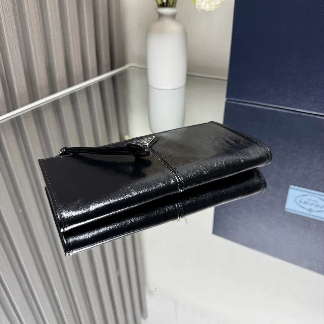 P500【Top original order】PRADA new leather pouch💼1MB051, inner code 164 OEM code✨This pouch is simple and exquisite, made of soft leather and decorated with an enameled triangular metal logo. Zipper opening and closing, 2 card slots, it is a piece worth collecting. 🏅️🏅️🏅️Size: 20*10cm