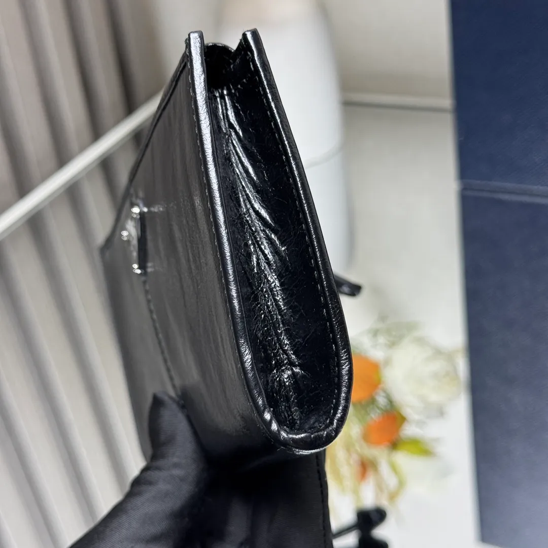 P500【Top original order】PRADA new leather pouch💼1MB051, inner code 164 OEM code✨This pouch is simple and exquisite, made of soft leather and decorated with an enameled triangular metal logo. Zipper opening and closing, 2 card slots, it is a piece worth collecting. 🏅️🏅️🏅️Size: 20*10cm