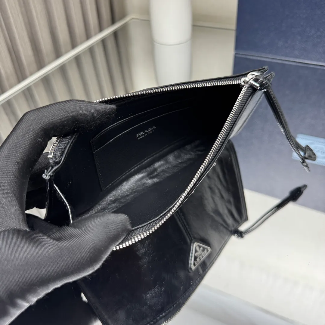 P500【Top original order】PRADA new leather pouch💼1MB051, inner code 164 OEM code✨This pouch is simple and exquisite, made of soft leather and decorated with an enameled triangular metal logo. Zipper opening and closing, 2 card slots, it is a piece worth collecting. 🏅️🏅️🏅️Size: 20*10cm