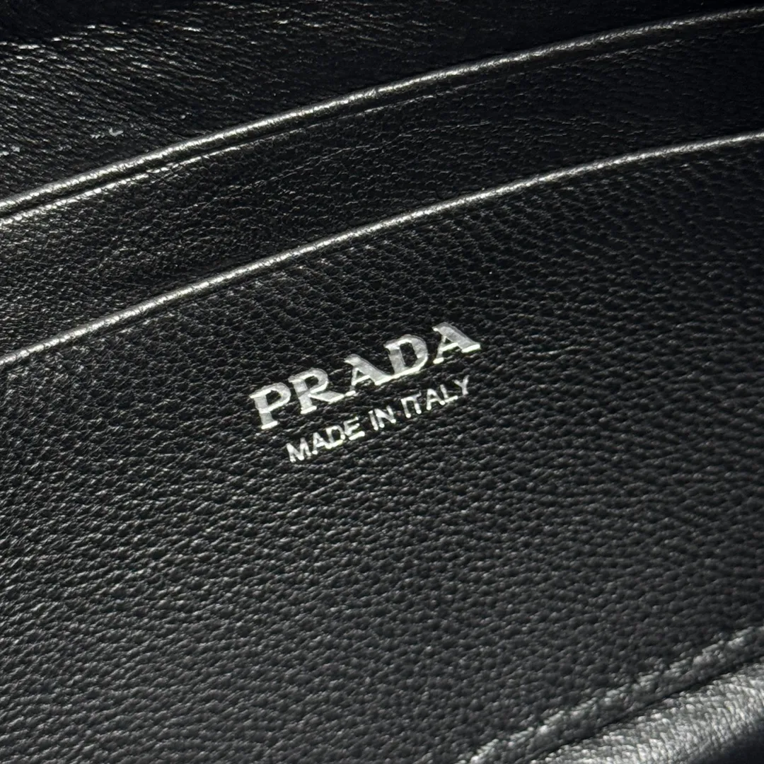 P500【Top original order】PRADA new leather pouch💼1MB051, inner code 164 OEM code✨This pouch is simple and exquisite, made of soft leather and decorated with an enameled triangular metal logo. Zipper opening and closing, 2 card slots, it is a piece worth collecting. 🏅️🏅️🏅️Size: 20*10cm