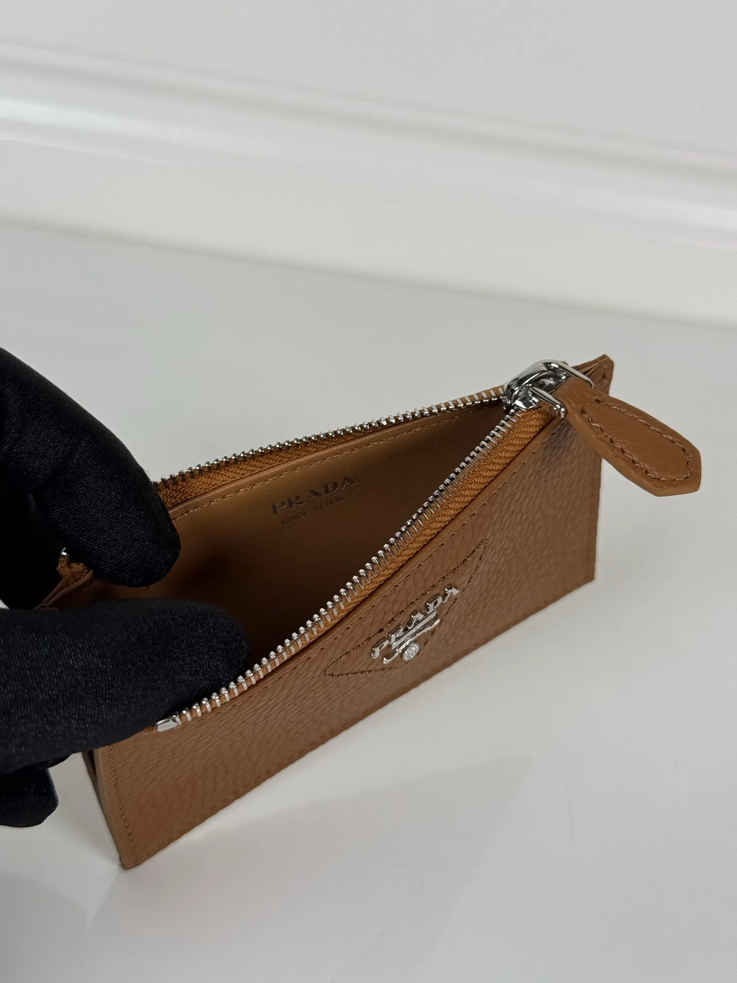 💰420, P Home➡️Caramel color thin deer pickup bag, model: 2MC086, unisex model, 5 card slots, large capacity, 1 leather zipper bag, 8cm*13cm, 175 steel stamp