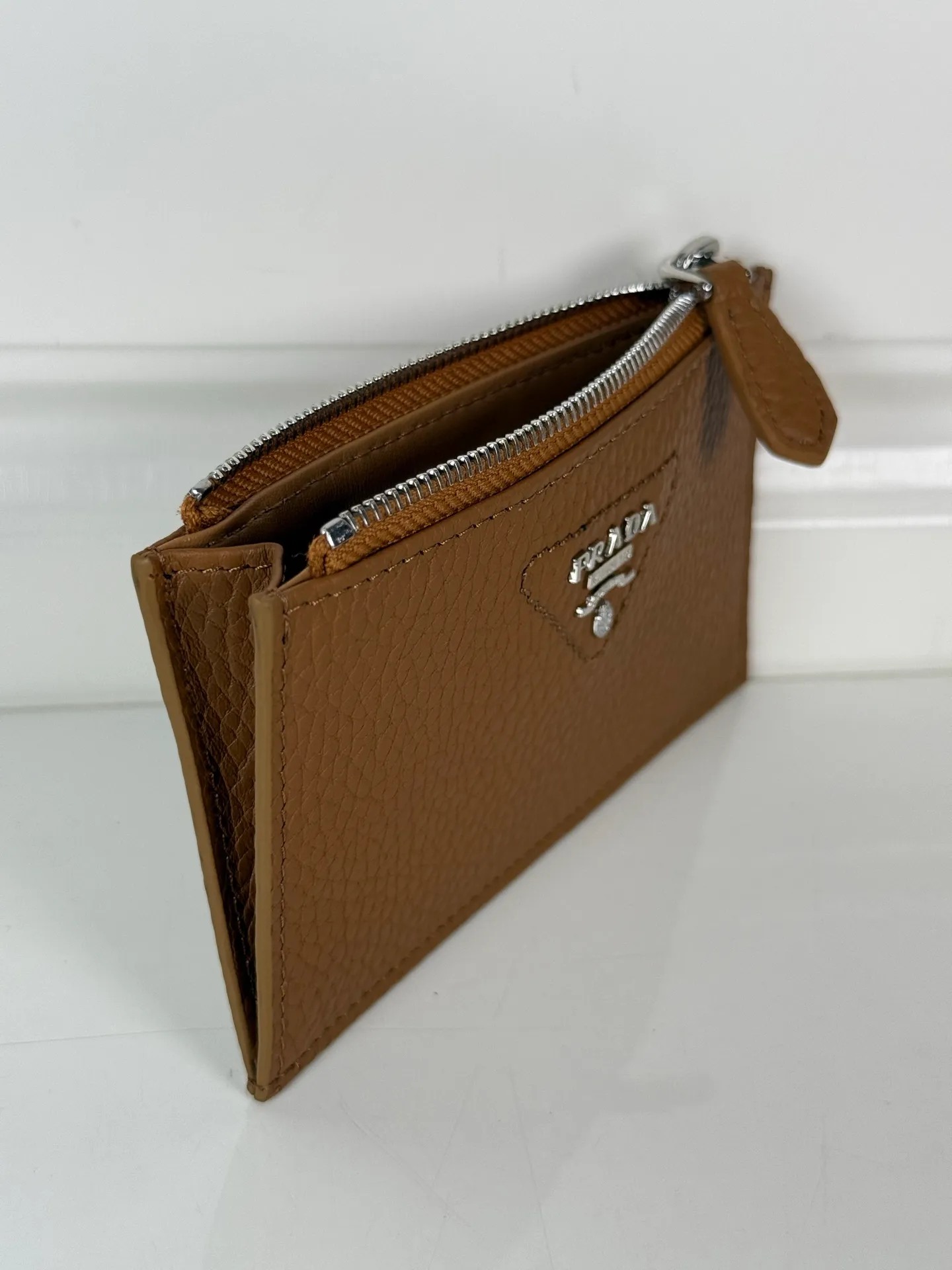 💰420, P Home➡️Caramel color thin deer pickup bag, model: 2MC086, unisex model, 5 card slots, large capacity, 1 leather zipper bag, 8cm*13cm, 175 steel stamp