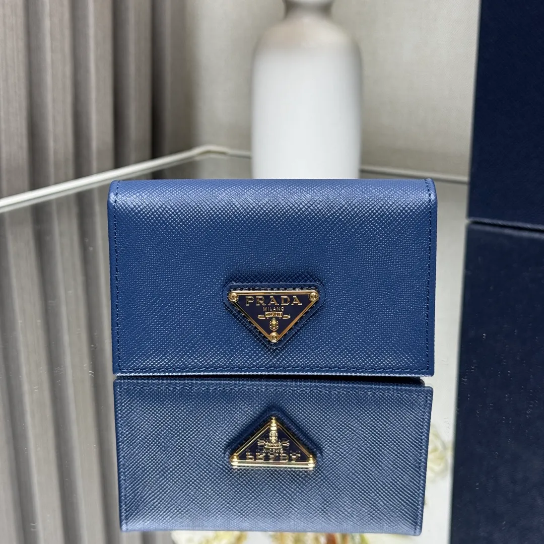 P400 [Top original order] Prada classic card holder 💼Model 1MC122, this elegant card holder is made of the brand’s signature exquisite Saffiano leather. The Prada enameled metal triangle logo decoration highlights the brand style. The body of the clip has snap buttons and four interior card slots. Hot🔥Hot-selling model🏅️🏅️🏅️Size: 6.5*11*2.5cm, 164 OEM code