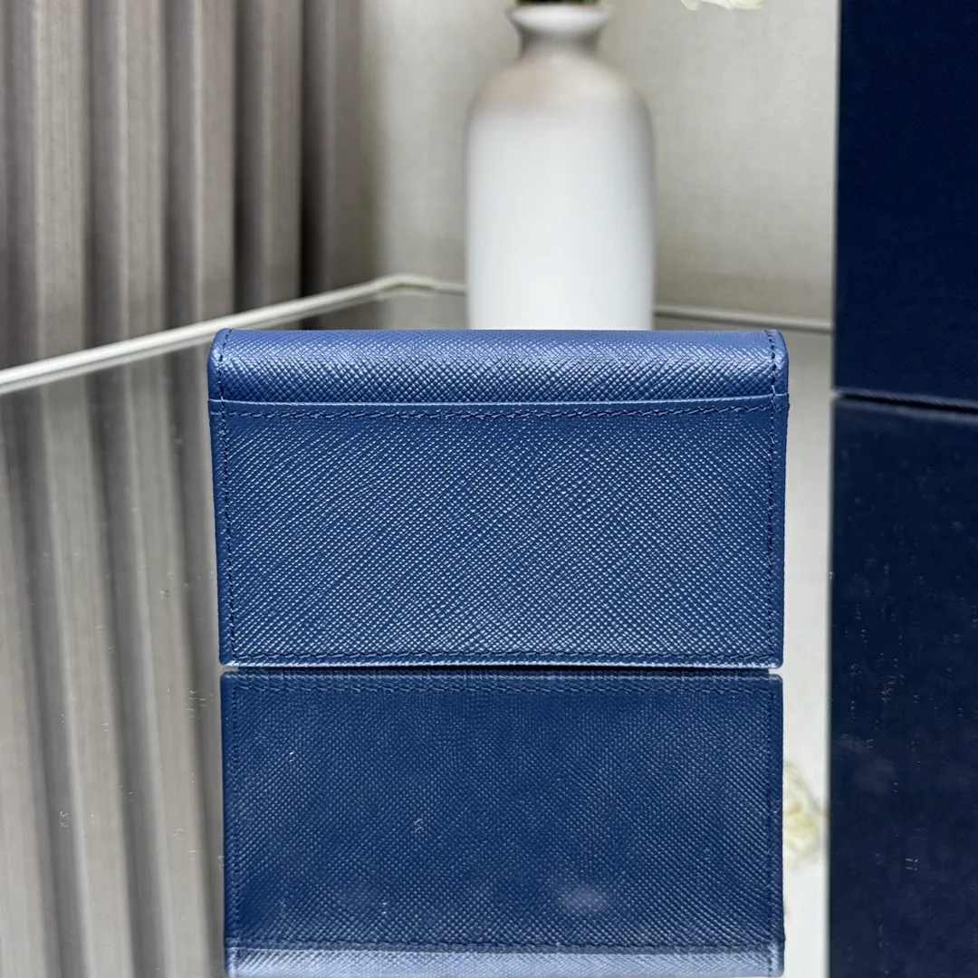 P400 [Top original order] Prada classic card holder 💼Model 1MC122, this elegant card holder is made of the brand’s signature exquisite Saffiano leather. The Prada enameled metal triangle logo decoration highlights the brand style. The body of the clip has snap buttons and four interior card slots. Hot🔥Hot-selling model🏅️🏅️🏅️Size: 6.5*11*2.5cm, 164 OEM code