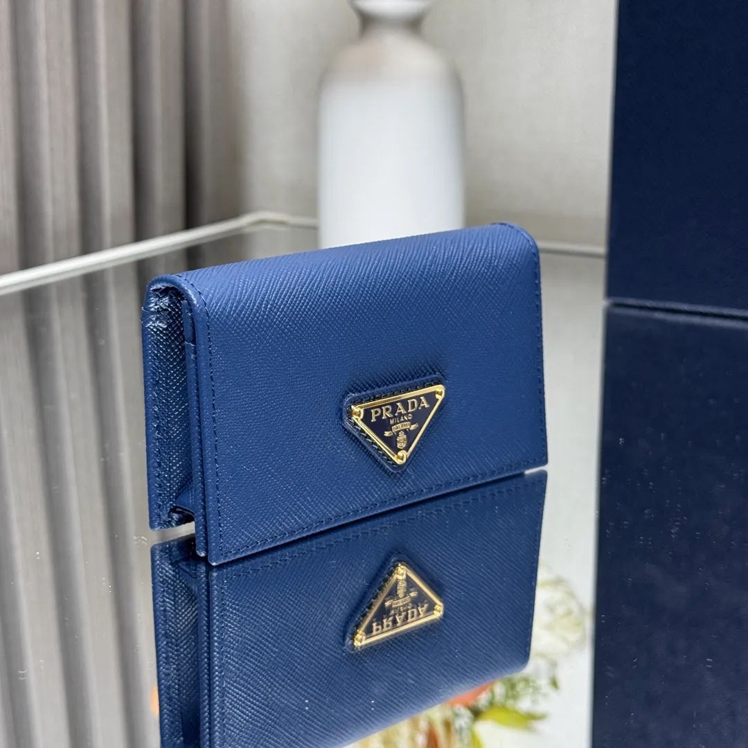 P400 [Top original order] Prada classic card holder 💼Model 1MC122, this elegant card holder is made of the brand’s signature exquisite Saffiano leather. The Prada enameled metal triangle logo decoration highlights the brand style. The body of the clip has snap buttons and four interior card slots. Hot🔥Hot-selling model🏅️🏅️🏅️Size: 6.5*11*2.5cm, 164 OEM code