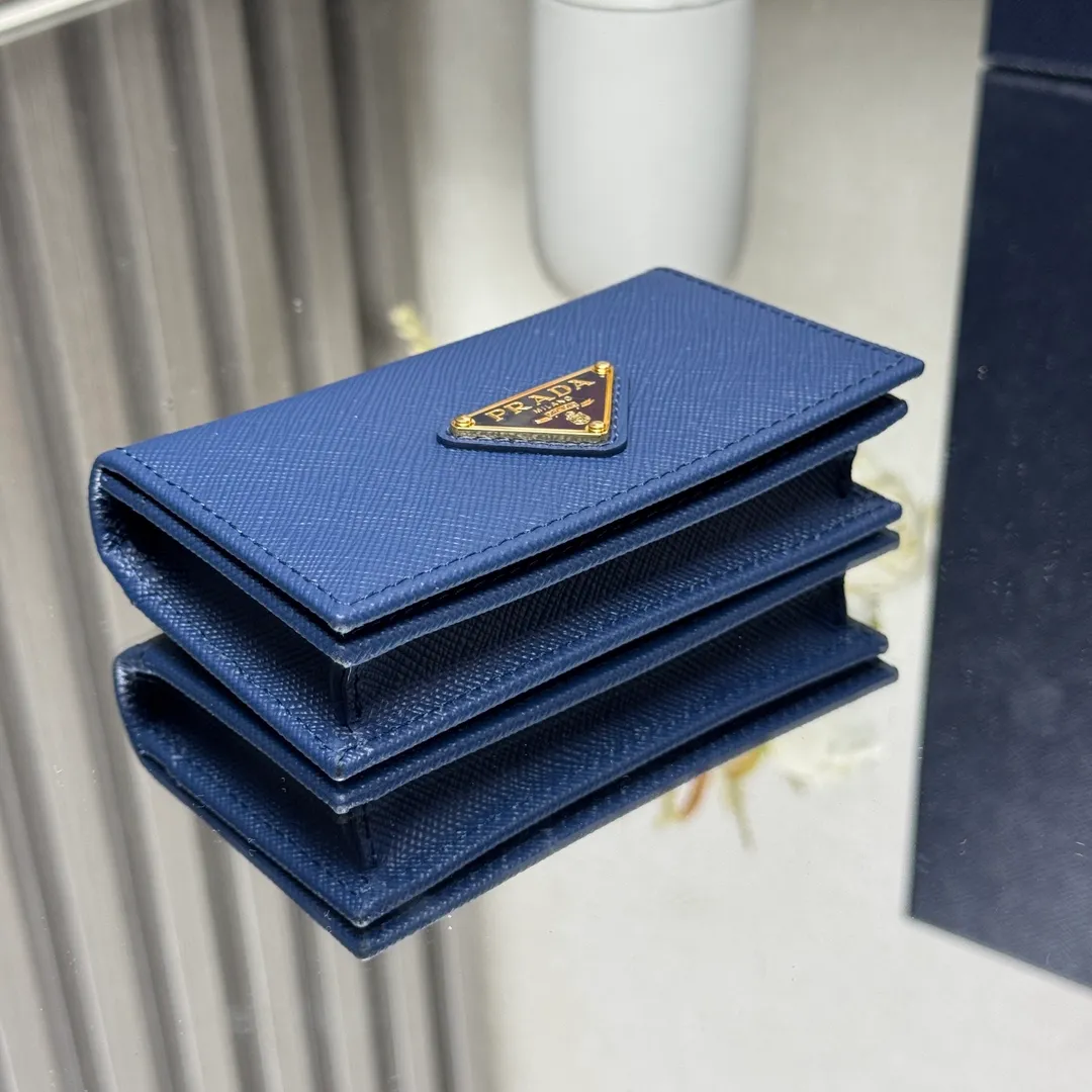 P400 [Top original order] Prada classic card holder 💼Model 1MC122, this elegant card holder is made of the brand’s signature exquisite Saffiano leather. The Prada enameled metal triangle logo decoration highlights the brand style. The body of the clip has snap buttons and four interior card slots. Hot🔥Hot-selling model🏅️🏅️🏅️Size: 6.5*11*2.5cm, 164 OEM code